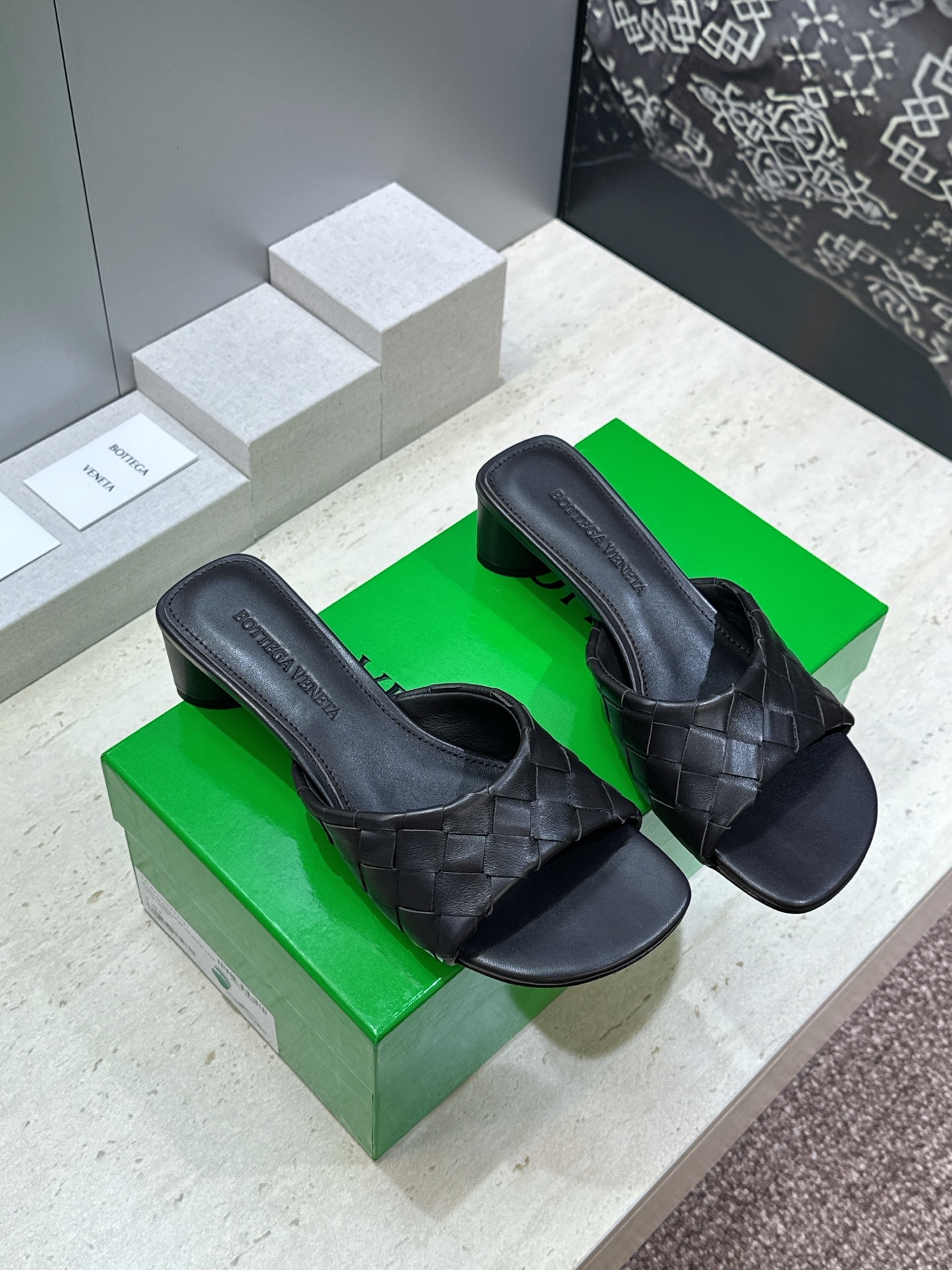 Bottega Veneta 葆蝶家2026春夏新款粗跟编织沙滩女鞋 BV字母logo中跟方头露趾凉拖鞋