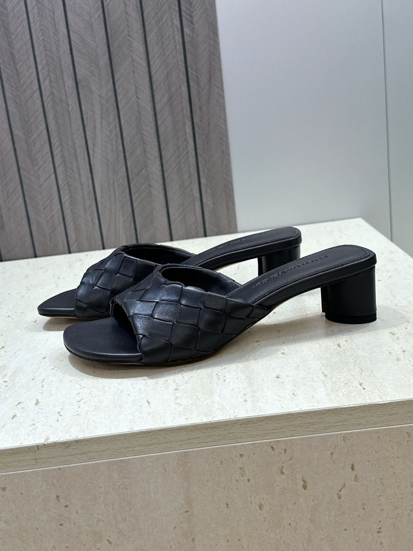 Bottega Veneta 葆蝶家2026春夏新款粗跟编织沙滩女鞋 BV字母logo中跟方头露趾凉拖鞋