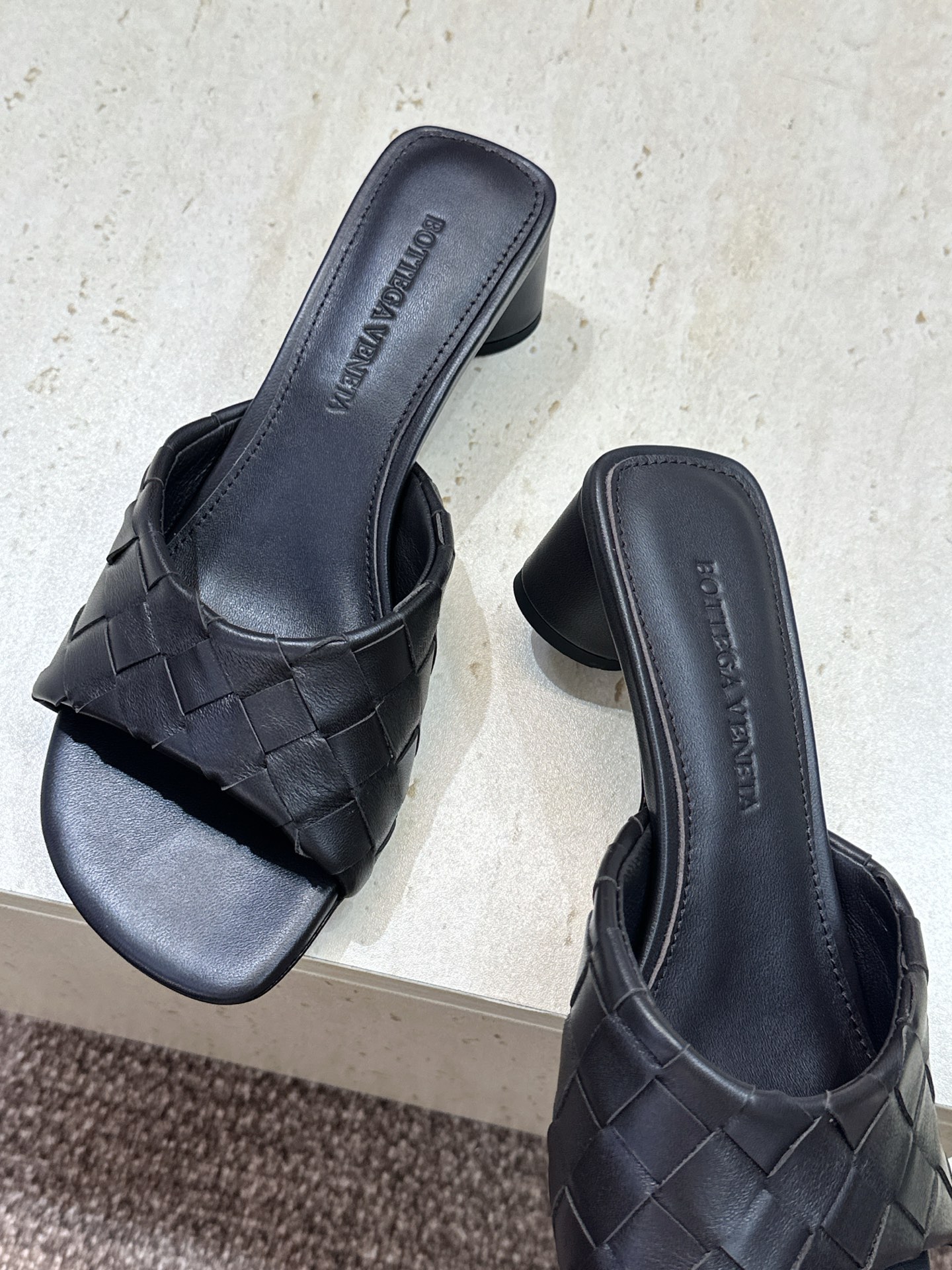Bottega Veneta 葆蝶家2026春夏新款粗跟编织沙滩女鞋 BV字母logo中跟方头露趾凉拖鞋