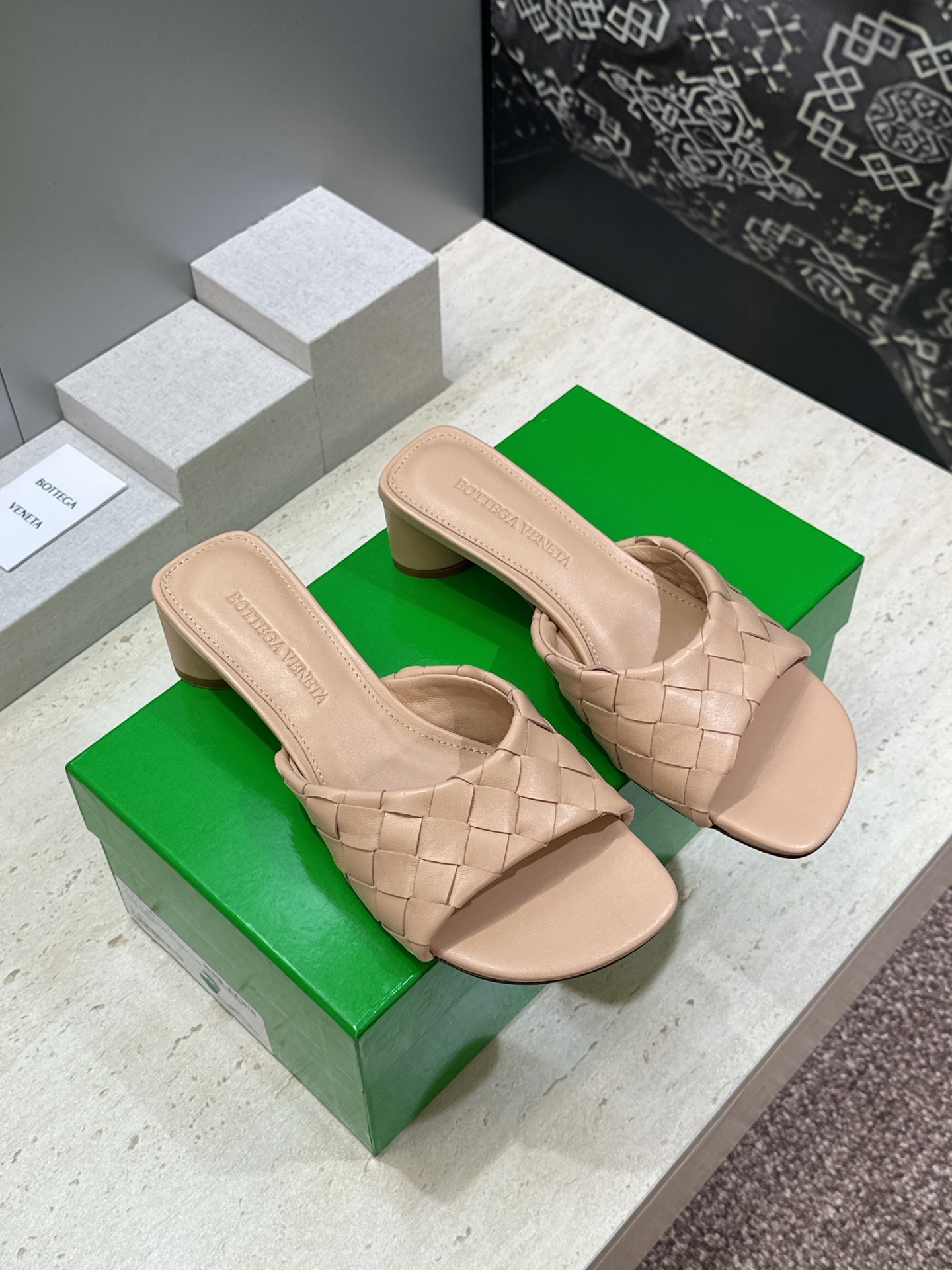 Bottega Veneta 葆蝶家2026春夏新款粗跟编织沙滩女鞋 BV字母logo中跟方头露趾凉拖鞋