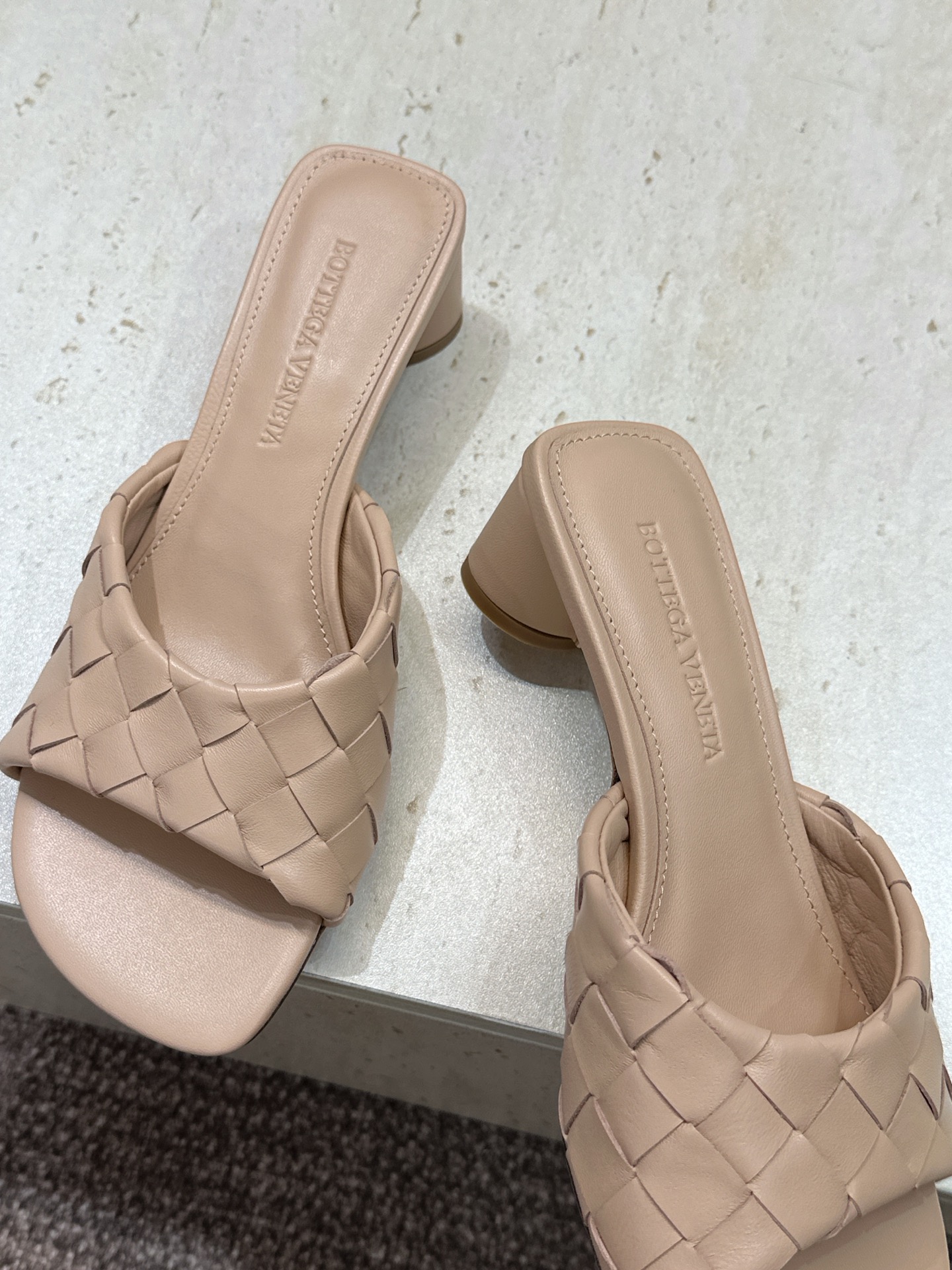 Bottega Veneta 葆蝶家2026春夏新款粗跟编织沙滩女鞋 BV字母logo中跟方头露趾凉拖鞋
