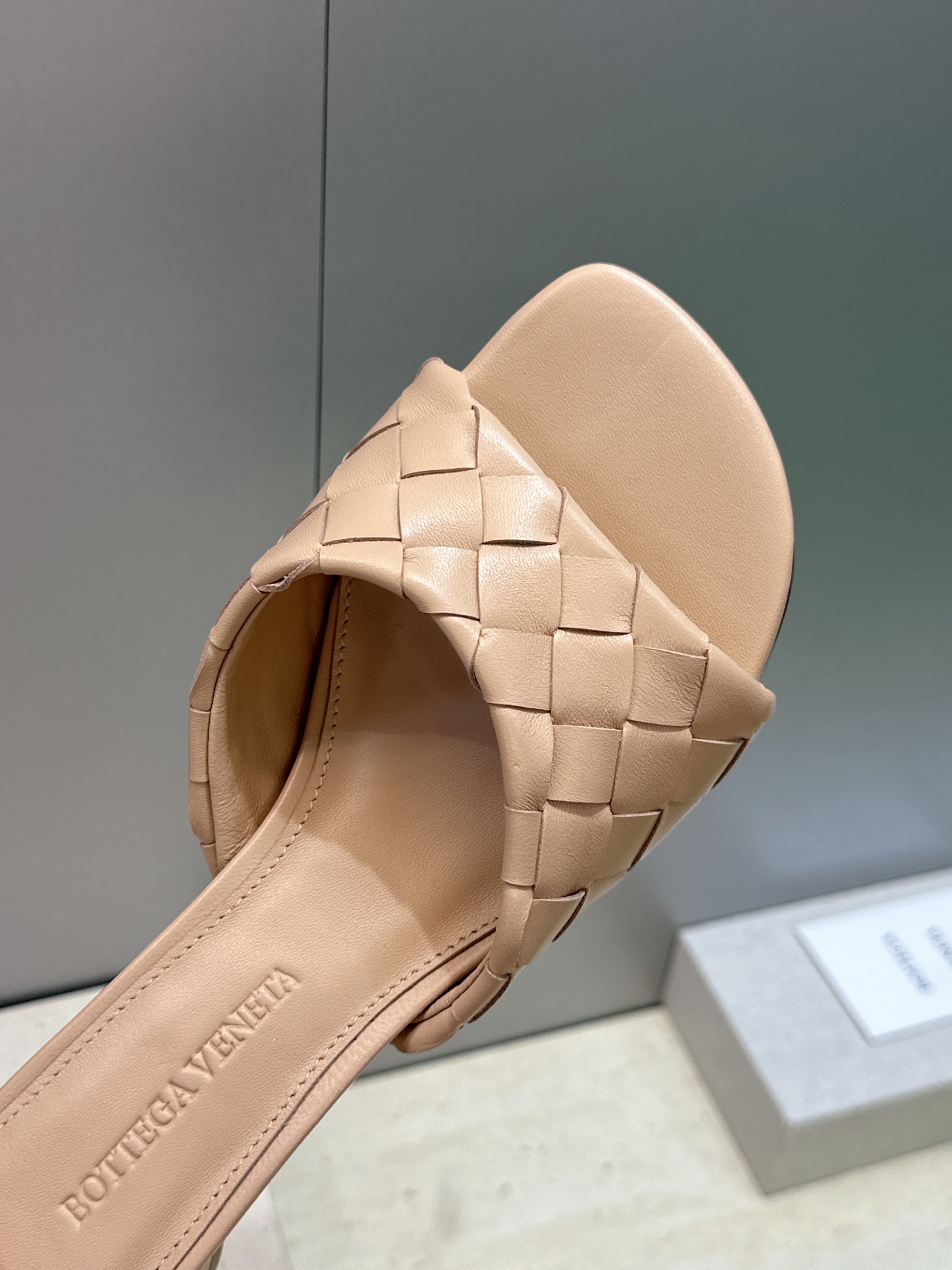 Bottega Veneta 葆蝶家2026春夏新款粗跟编织沙滩女鞋 BV字母logo中跟方头露趾凉拖鞋