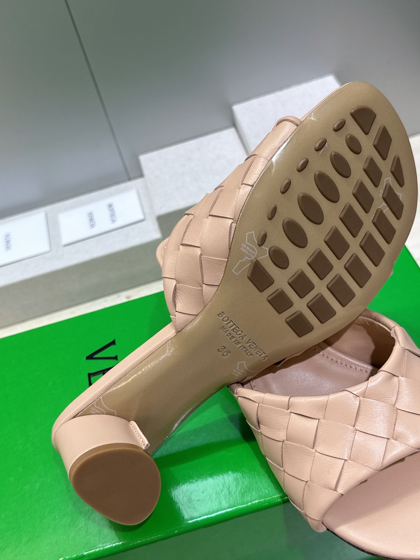 Bottega Veneta 葆蝶家2026春夏新款粗跟编织沙滩女鞋 BV字母logo中跟方头露趾凉拖鞋