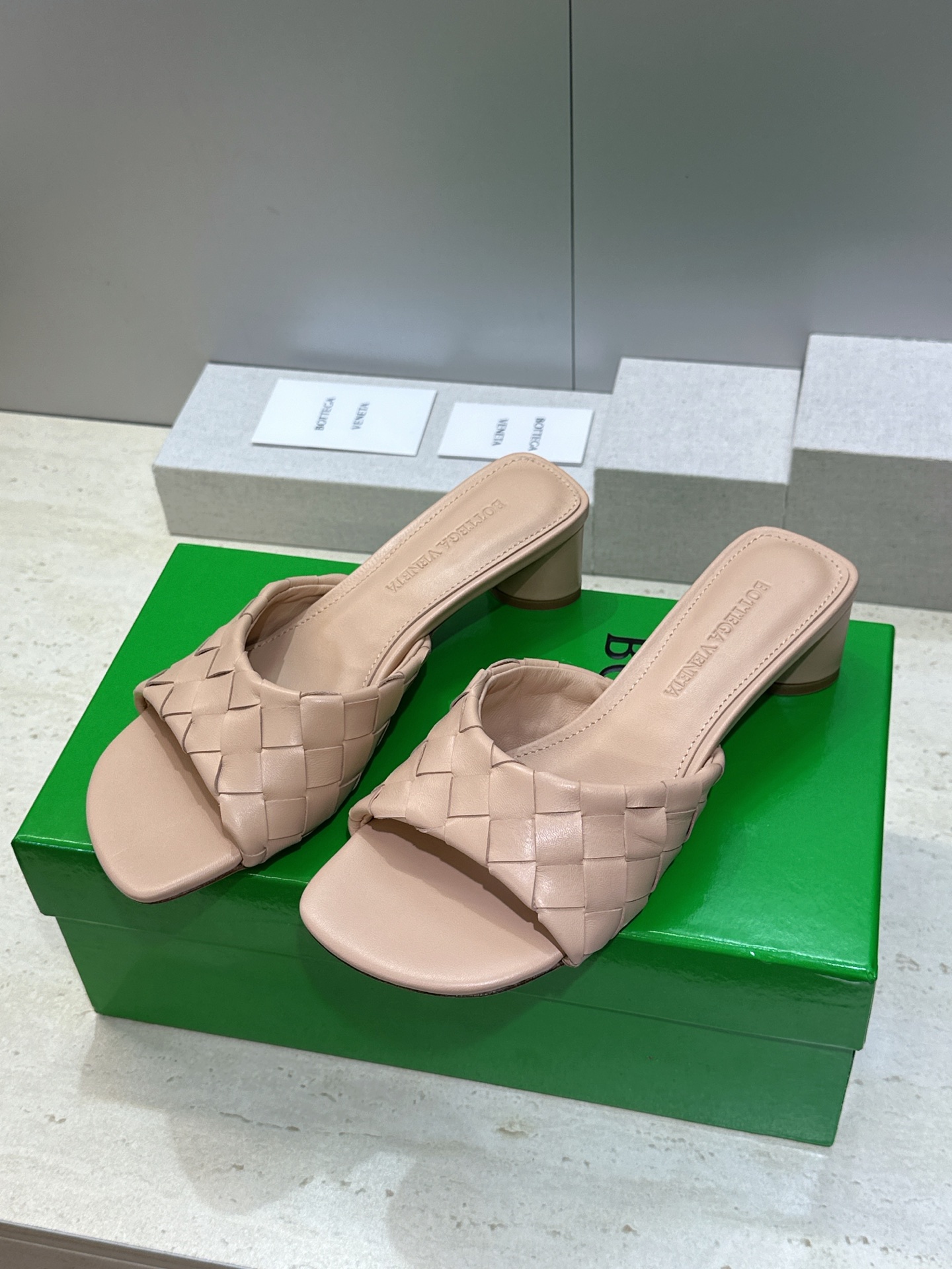 Bottega Veneta 葆蝶家2026春夏新款粗跟编织沙滩女鞋 BV字母logo中跟方头露趾凉拖鞋