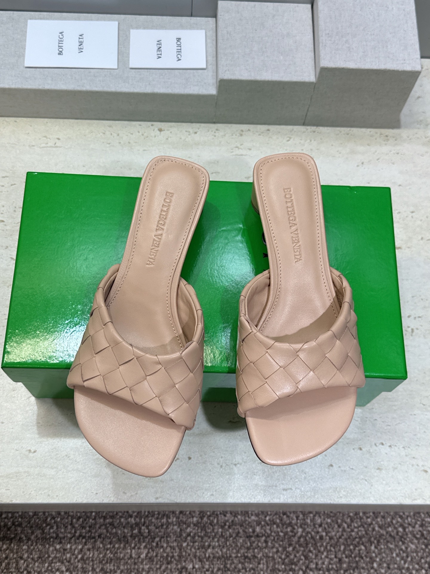 Bottega Veneta 葆蝶家2026春夏新款粗跟编织沙滩女鞋 BV字母logo中跟方头露趾凉拖鞋