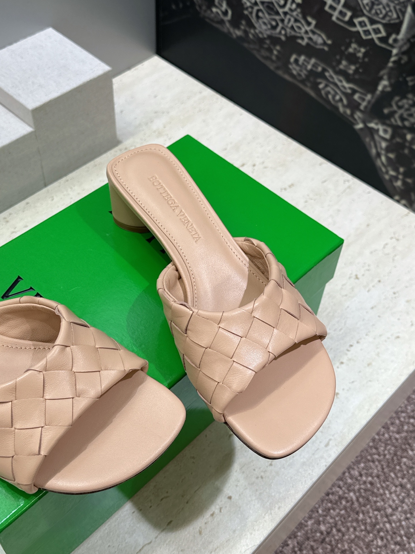 Bottega Veneta 葆蝶家2026春夏新款粗跟编织沙滩女鞋 BV字母logo中跟方头露趾凉拖鞋