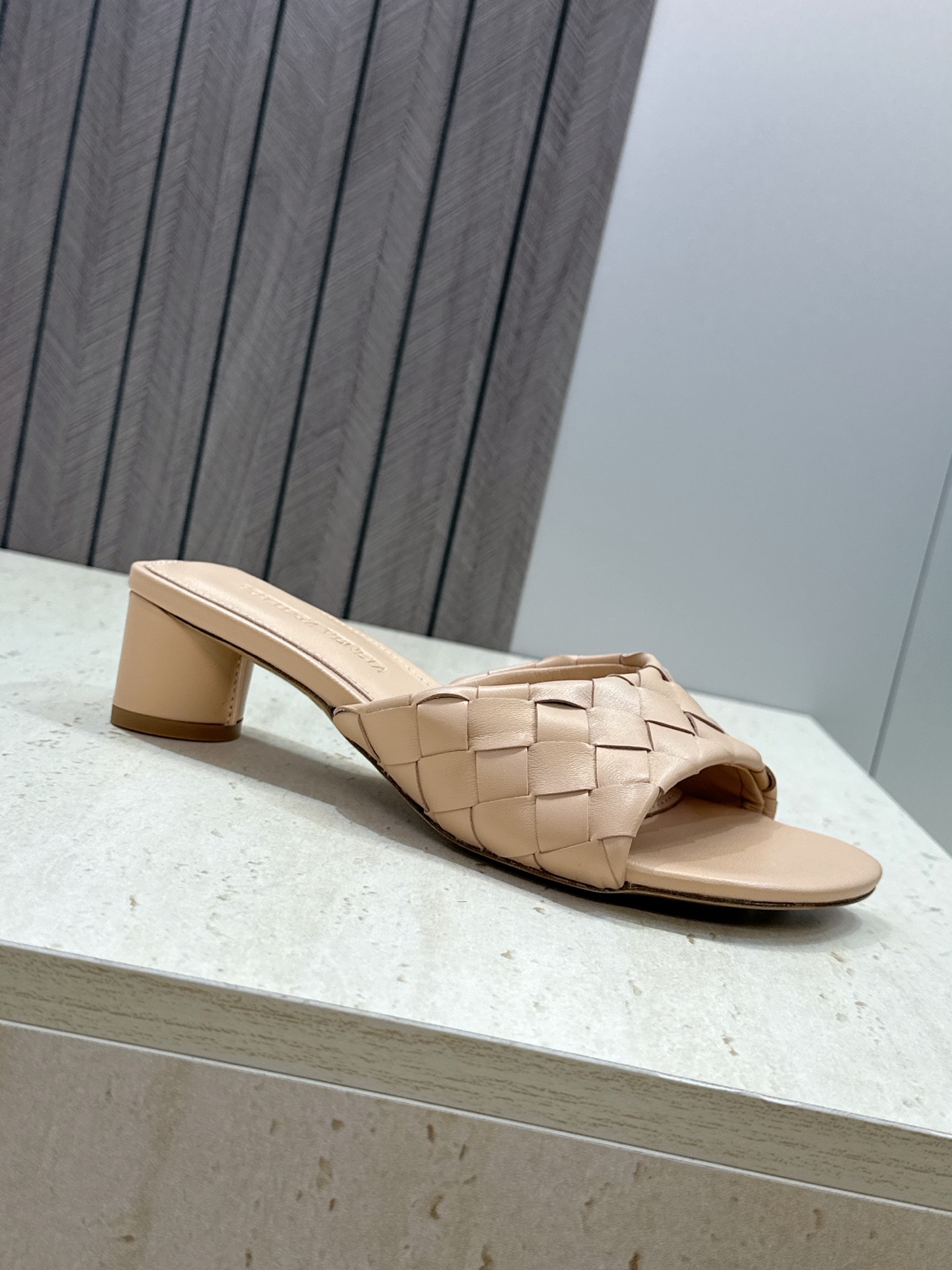 Bottega Veneta 葆蝶家2026春夏新款粗跟编织沙滩女鞋 BV字母logo中跟方头露趾凉拖鞋