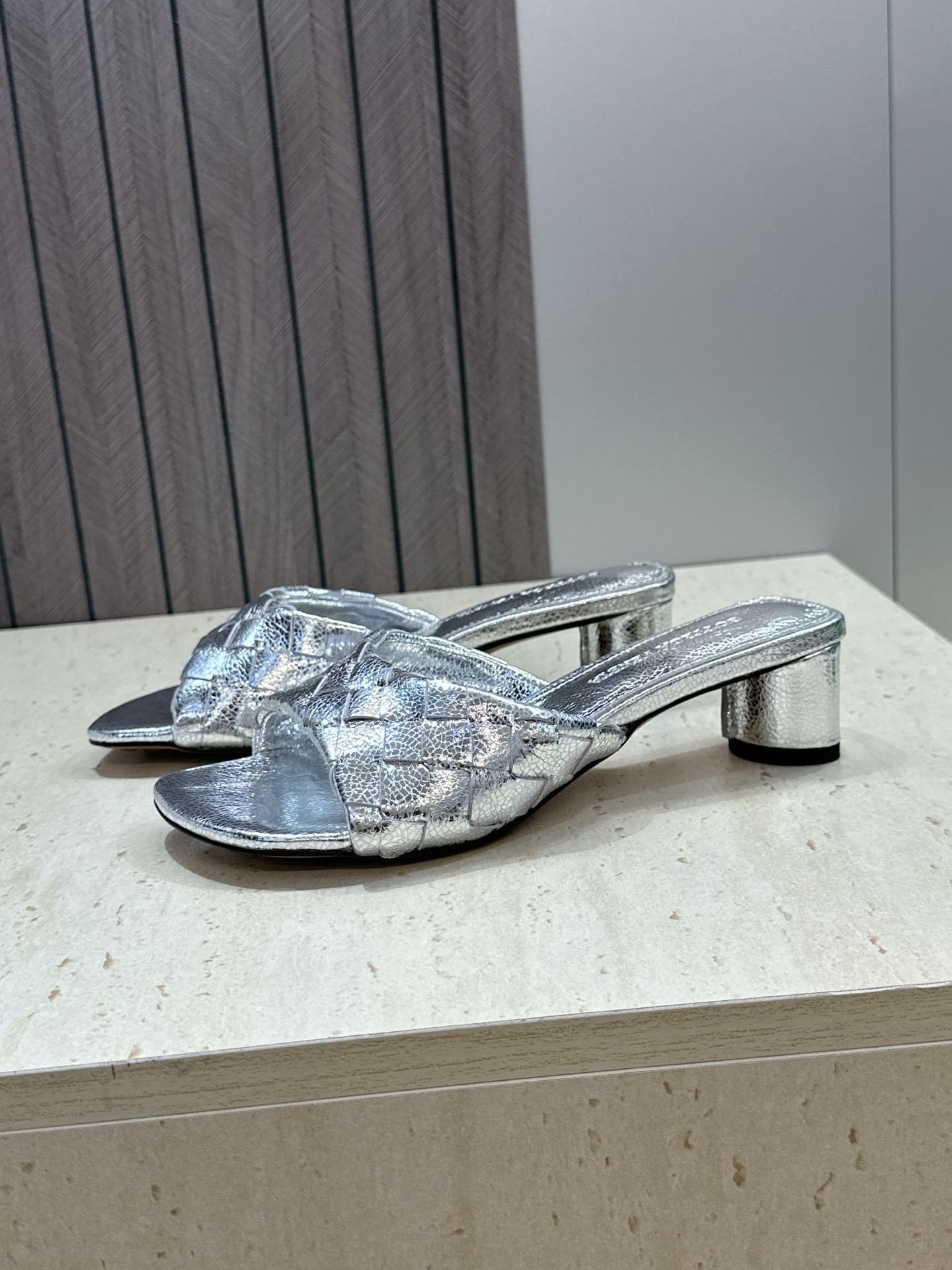 Bottega Veneta 葆蝶家2026春夏新款粗跟编织沙滩女鞋 BV字母logo中跟方头露趾凉拖鞋