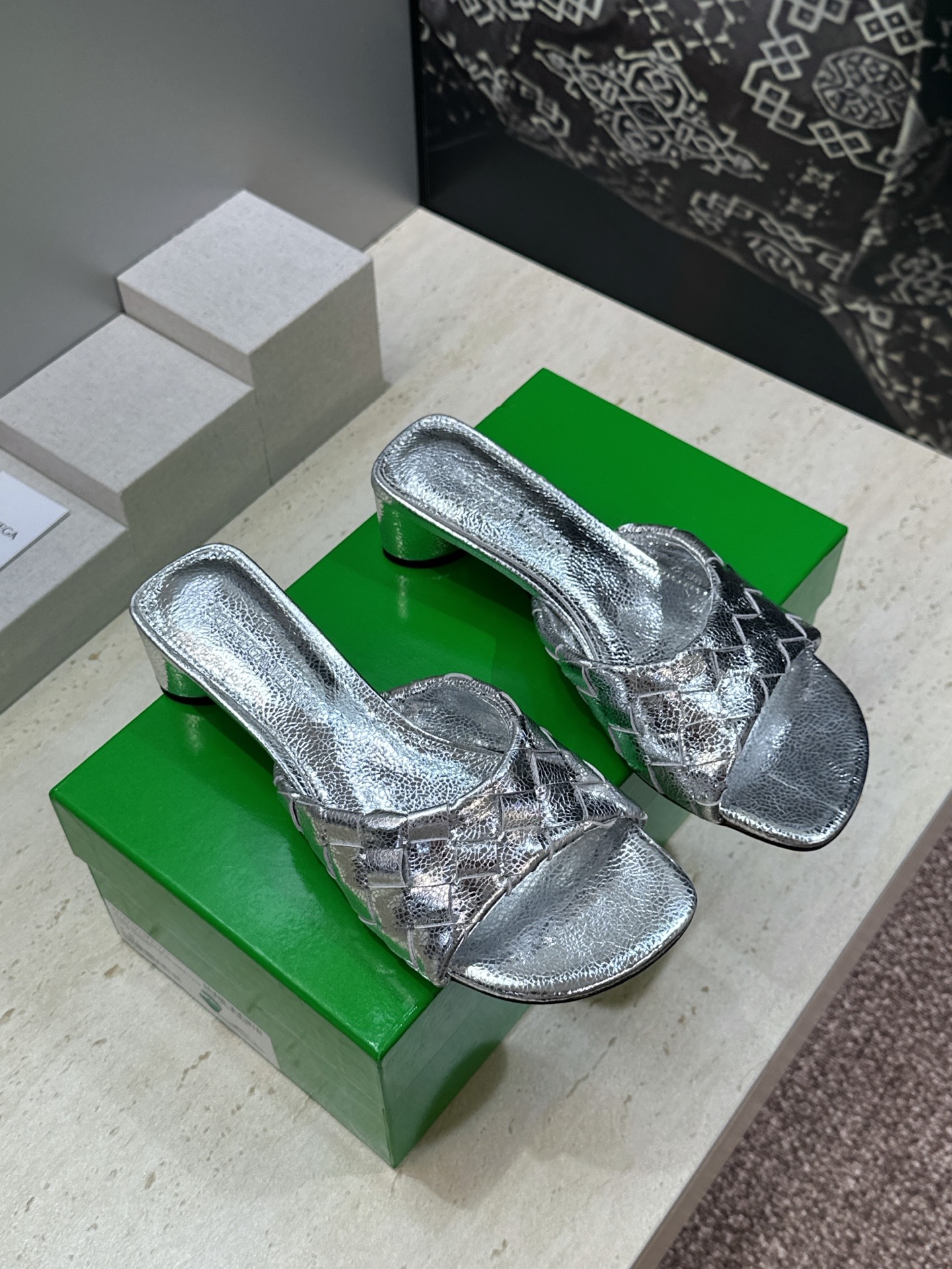 Bottega Veneta 葆蝶家2026春夏新款粗跟编织沙滩女鞋 BV字母logo中跟方头露趾凉拖鞋