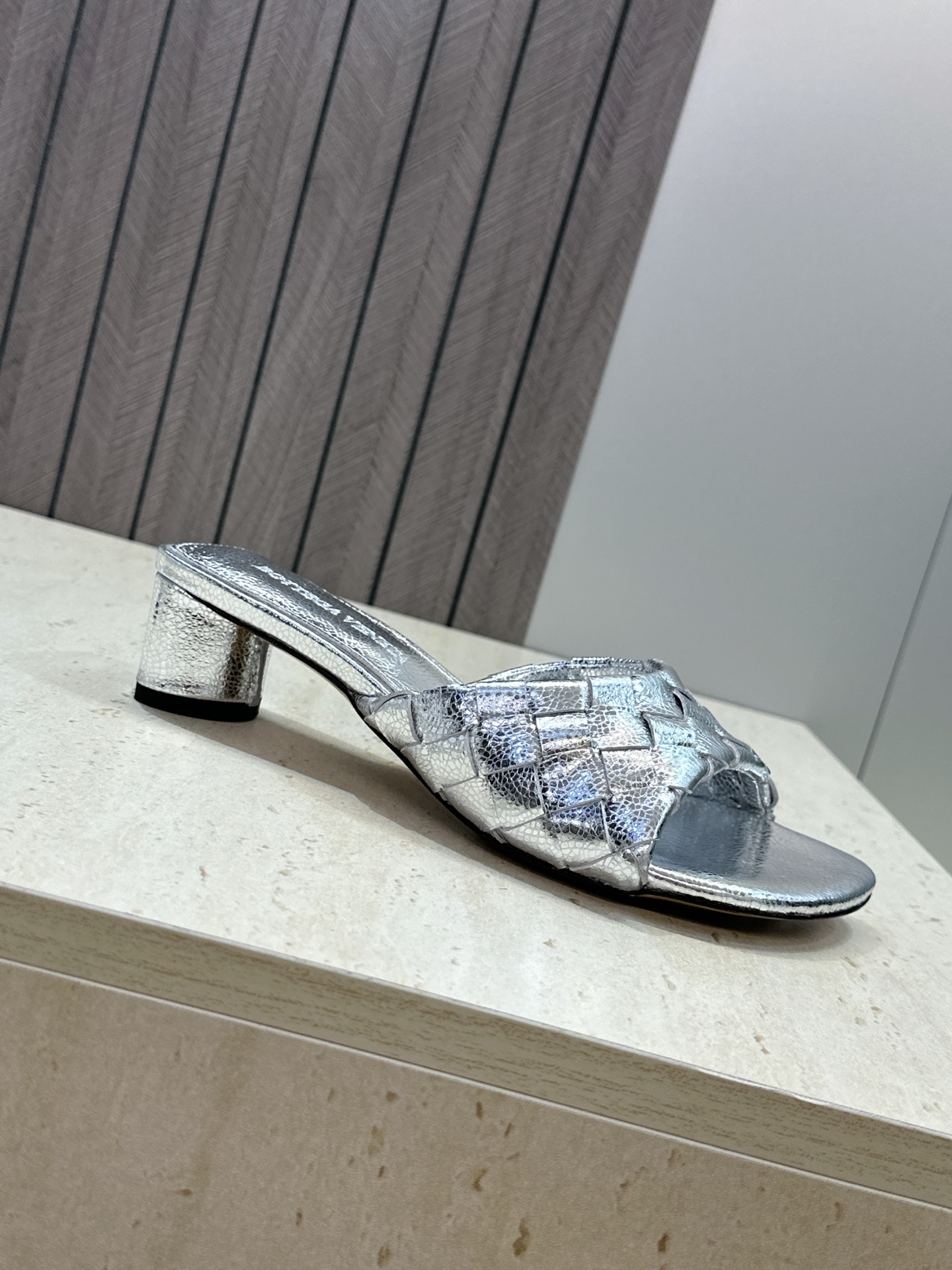Bottega Veneta 葆蝶家2026春夏新款粗跟编织沙滩女鞋 BV字母logo中跟方头露趾凉拖鞋