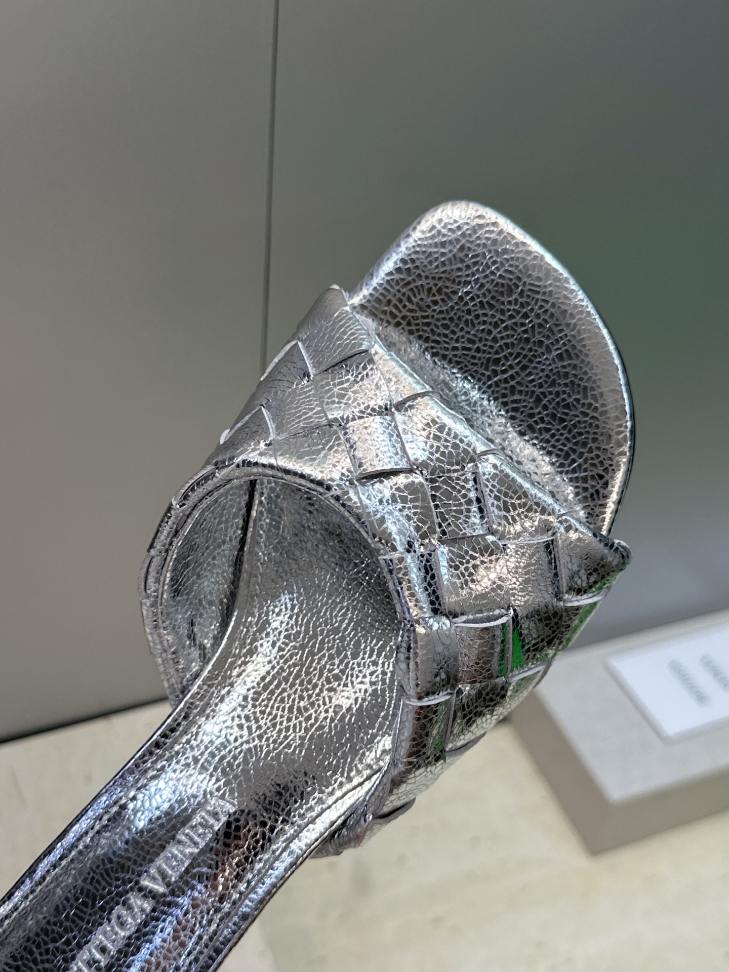 Bottega Veneta 葆蝶家2026春夏新款粗跟编织沙滩女鞋 BV字母logo中跟方头露趾凉拖鞋