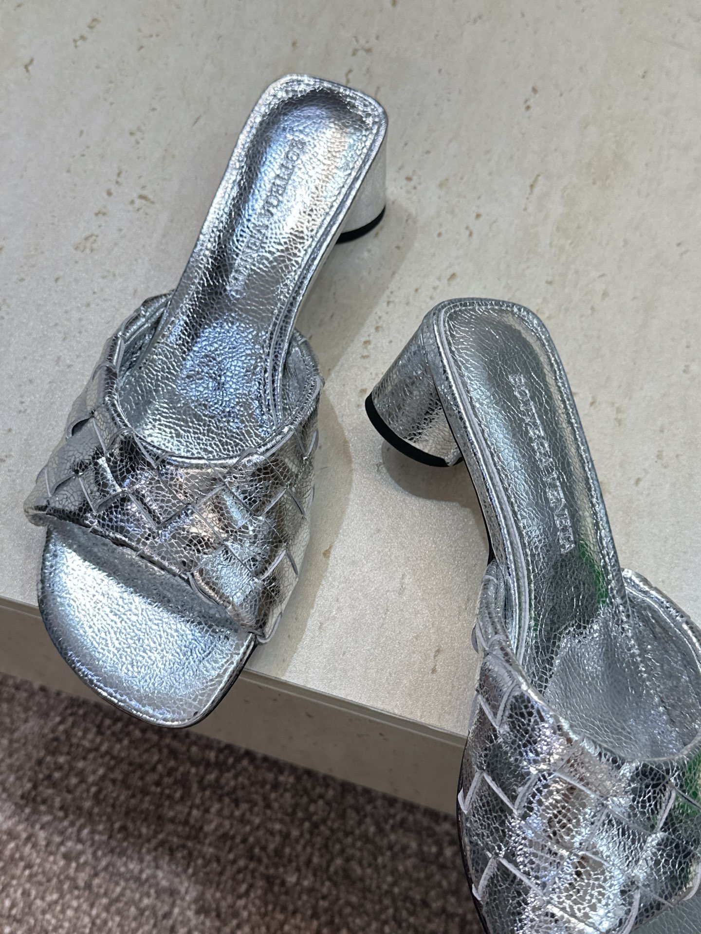 Bottega Veneta 葆蝶家2026春夏新款粗跟编织沙滩女鞋 BV字母logo中跟方头露趾凉拖鞋