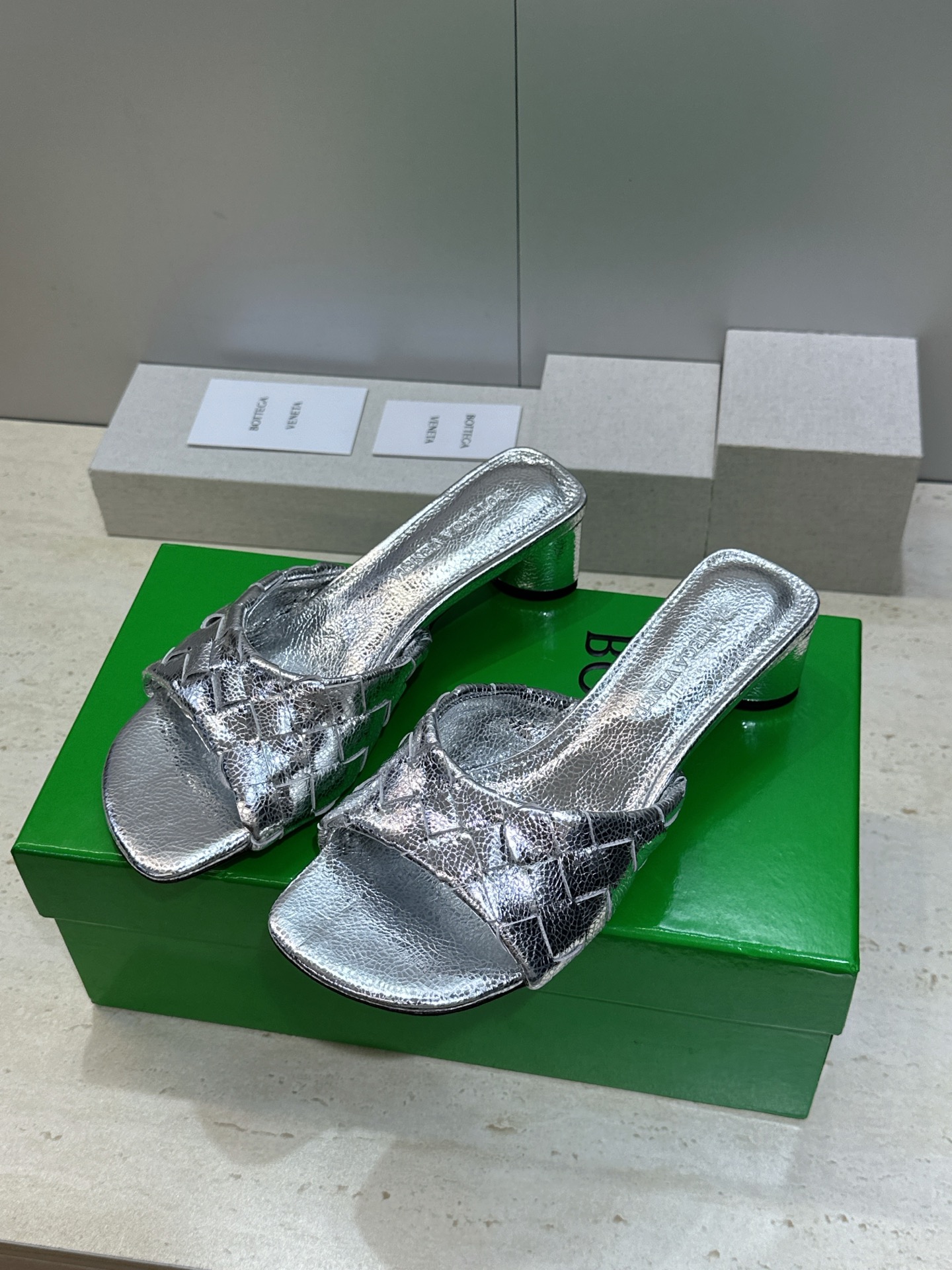 Bottega Veneta 葆蝶家2026春夏新款粗跟编织沙滩女鞋 BV字母logo中跟方头露趾凉拖鞋
