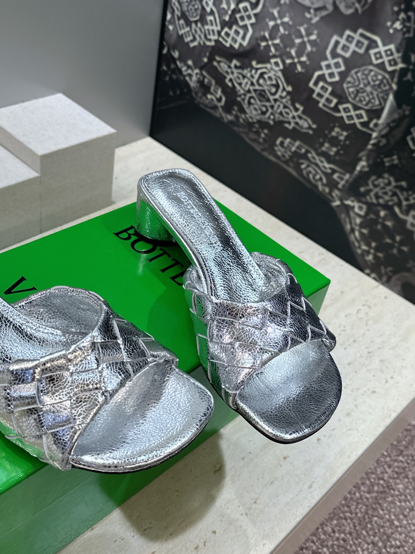Bottega Veneta 葆蝶家2026春夏新款粗跟编织沙滩女鞋 BV字母logo中跟方头露趾凉拖鞋