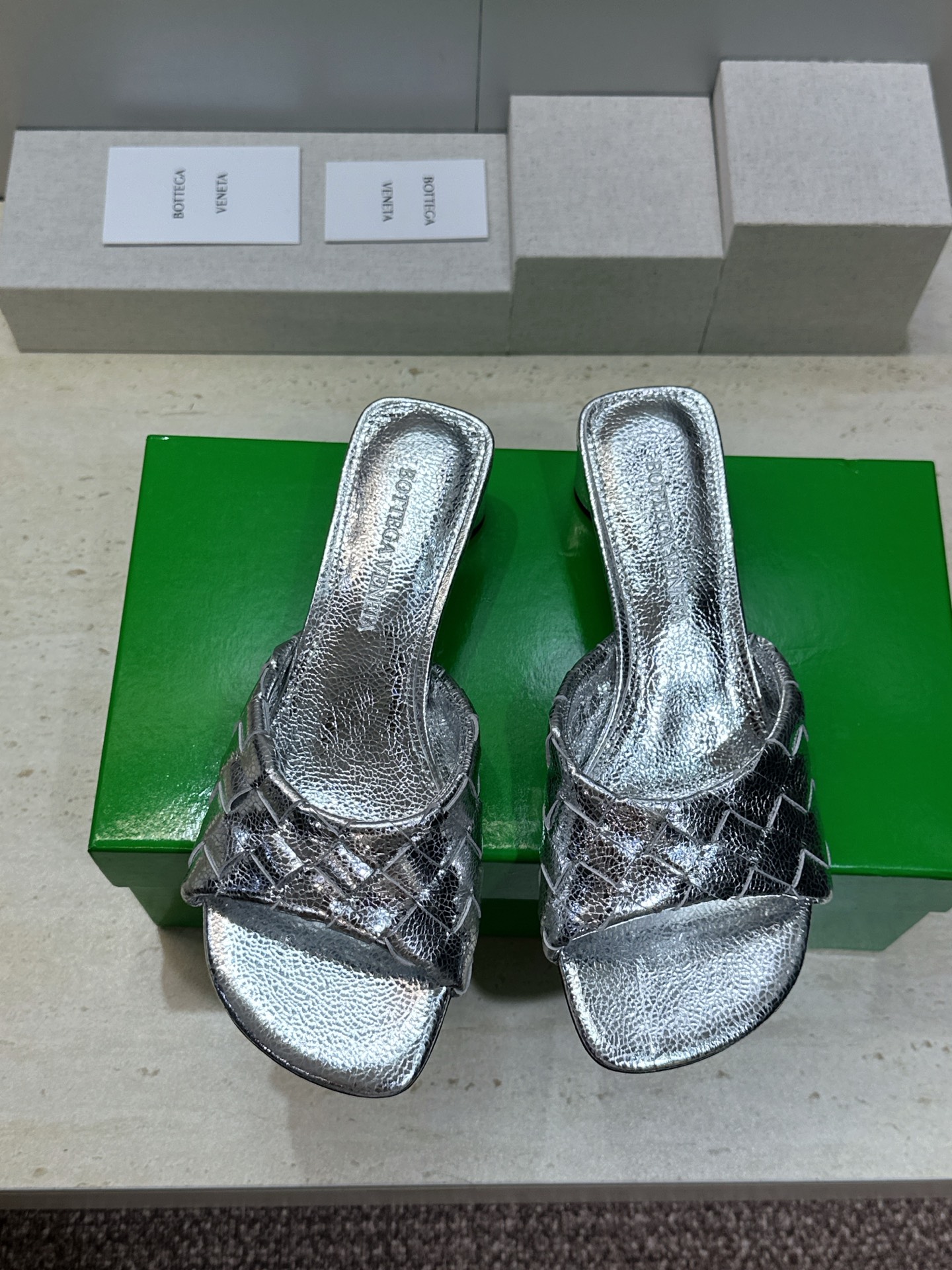 Bottega Veneta 葆蝶家2026春夏新款粗跟编织沙滩女鞋 BV字母logo中跟方头露趾凉拖鞋