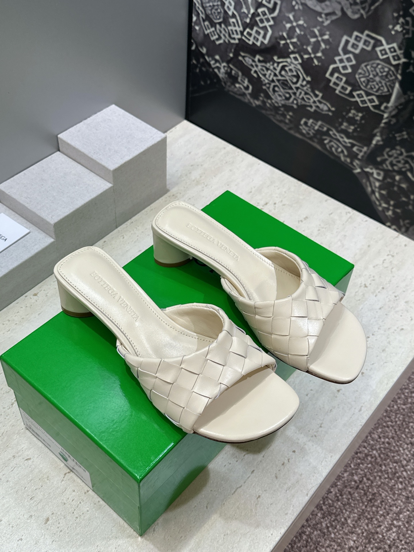 Bottega Veneta 葆蝶家2026春夏新款粗跟编织沙滩女鞋 BV字母logo中跟方头露趾凉拖鞋