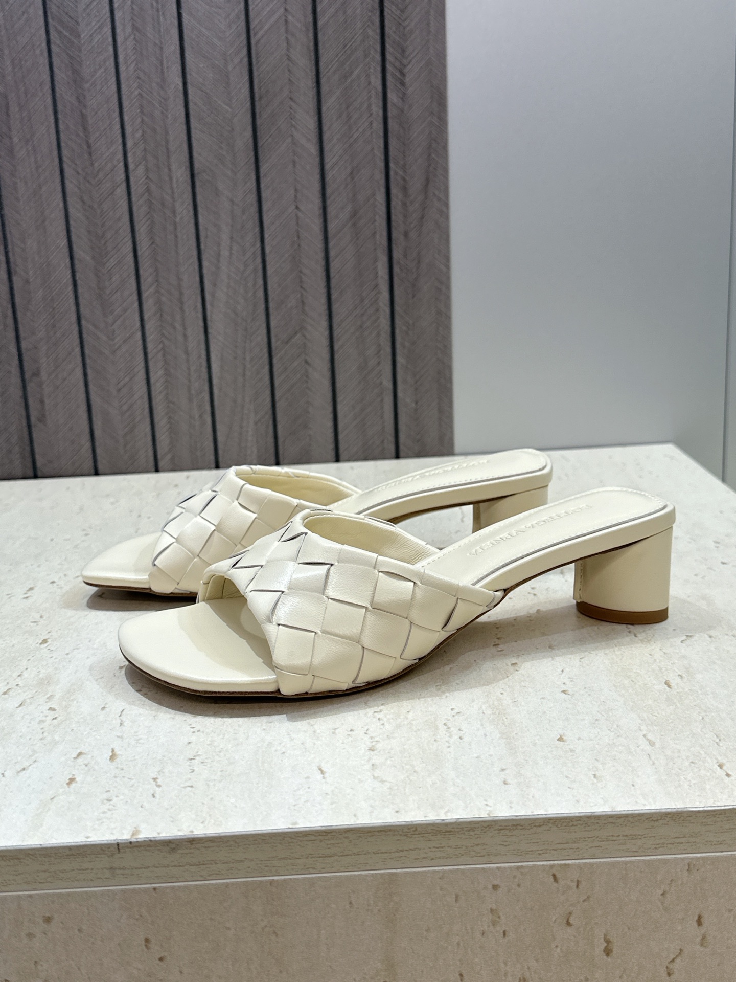Bottega Veneta 葆蝶家2026春夏新款粗跟编织沙滩女鞋 BV字母logo中跟方头露趾凉拖鞋