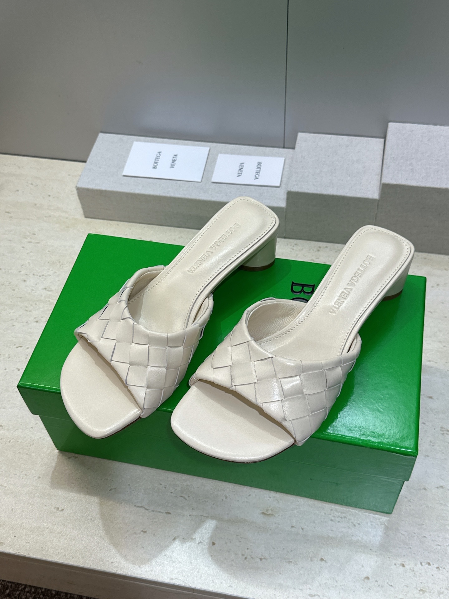 Bottega Veneta 葆蝶家2026春夏新款粗跟编织沙滩女鞋 BV字母logo中跟方头露趾凉拖鞋