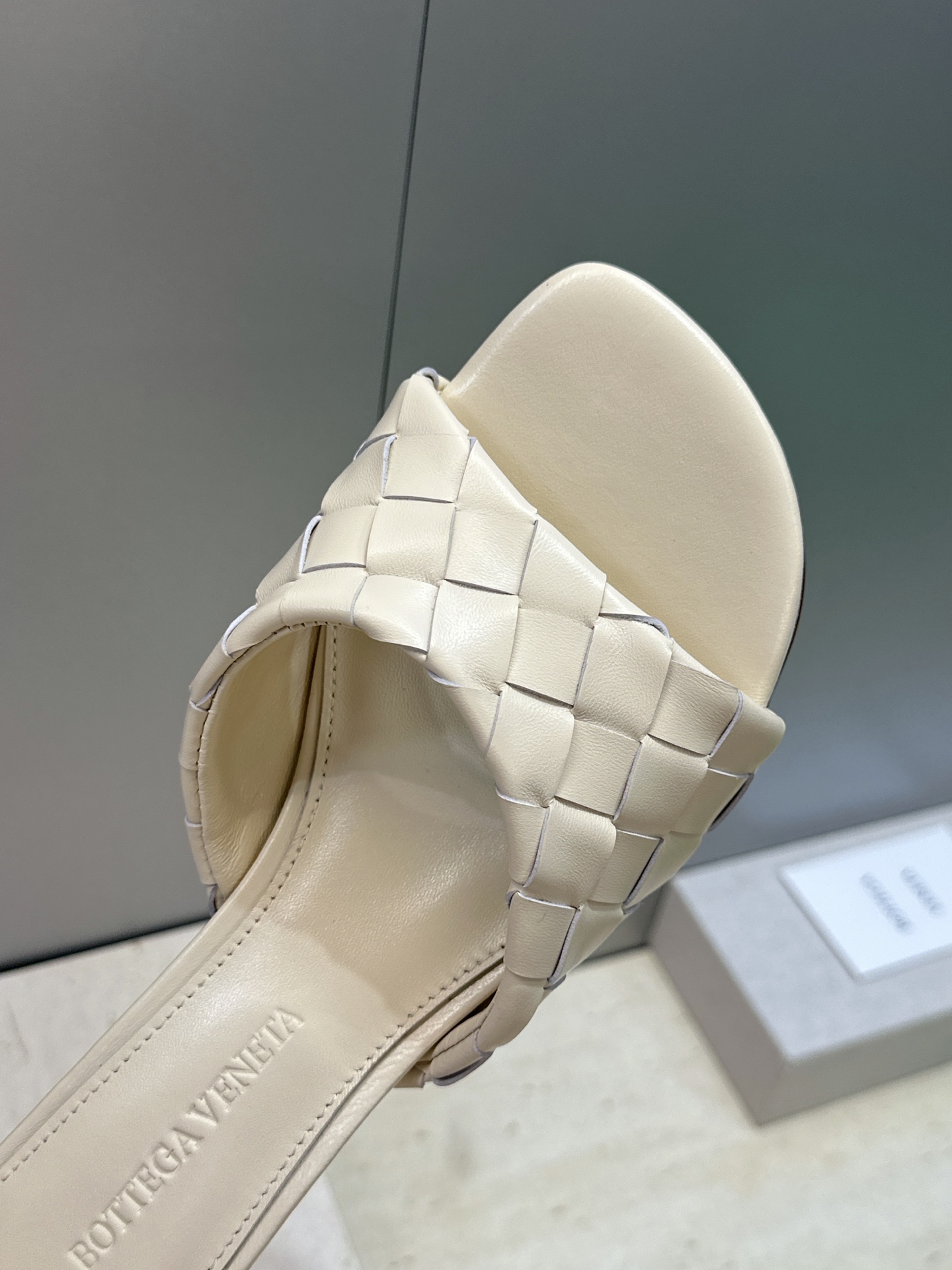 Bottega Veneta 葆蝶家2026春夏新款粗跟编织沙滩女鞋 BV字母logo中跟方头露趾凉拖鞋