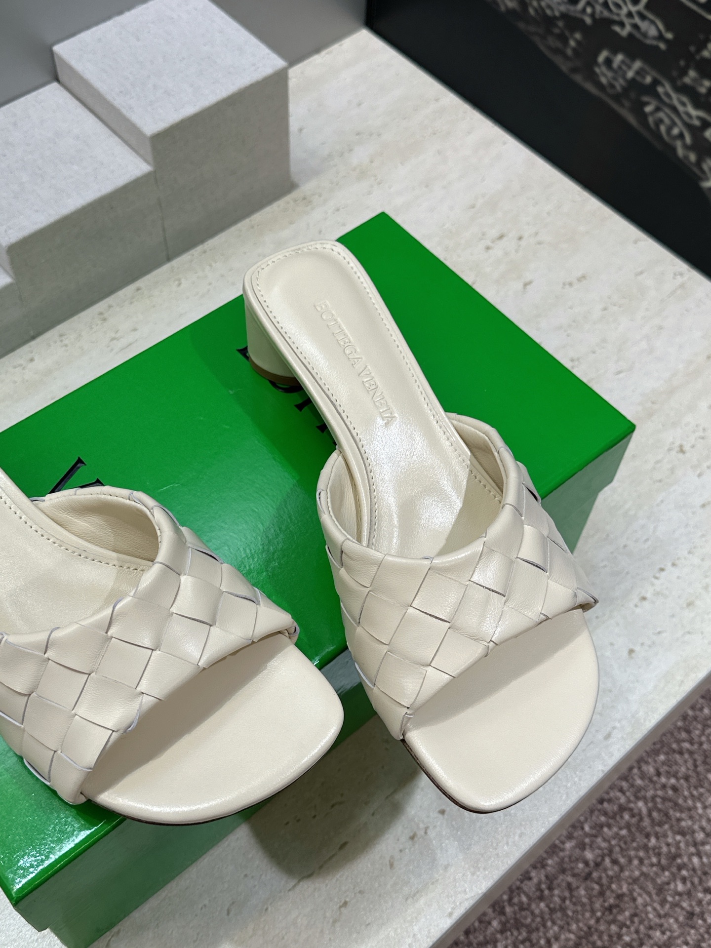 Bottega Veneta 葆蝶家2026春夏新款粗跟编织沙滩女鞋 BV字母logo中跟方头露趾凉拖鞋
