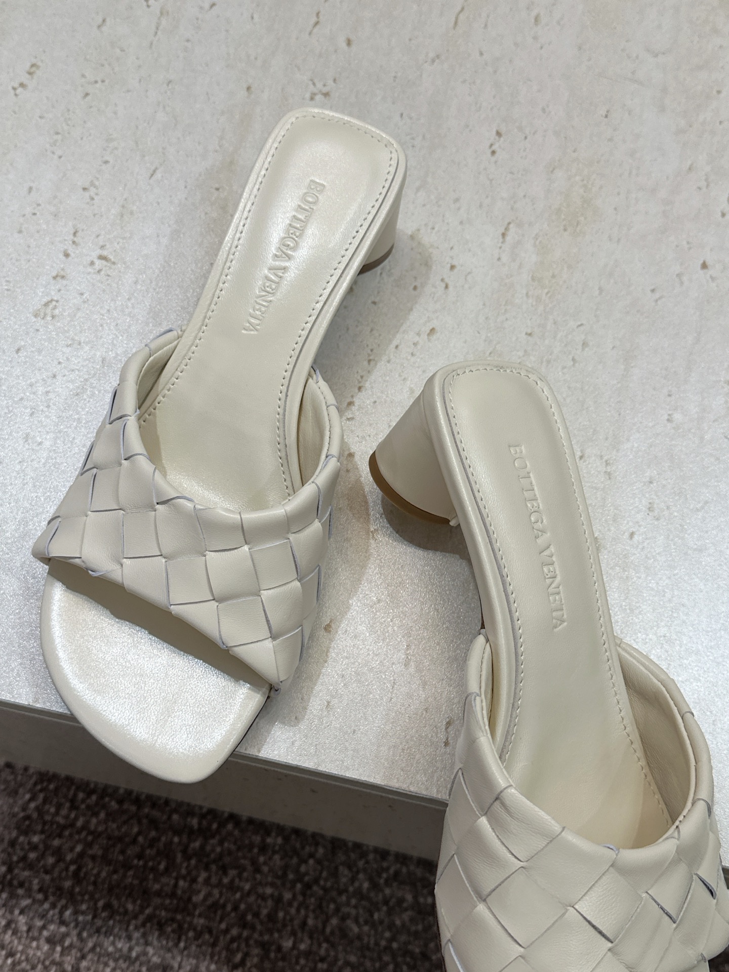 Bottega Veneta 葆蝶家2026春夏新款粗跟编织沙滩女鞋 BV字母logo中跟方头露趾凉拖鞋