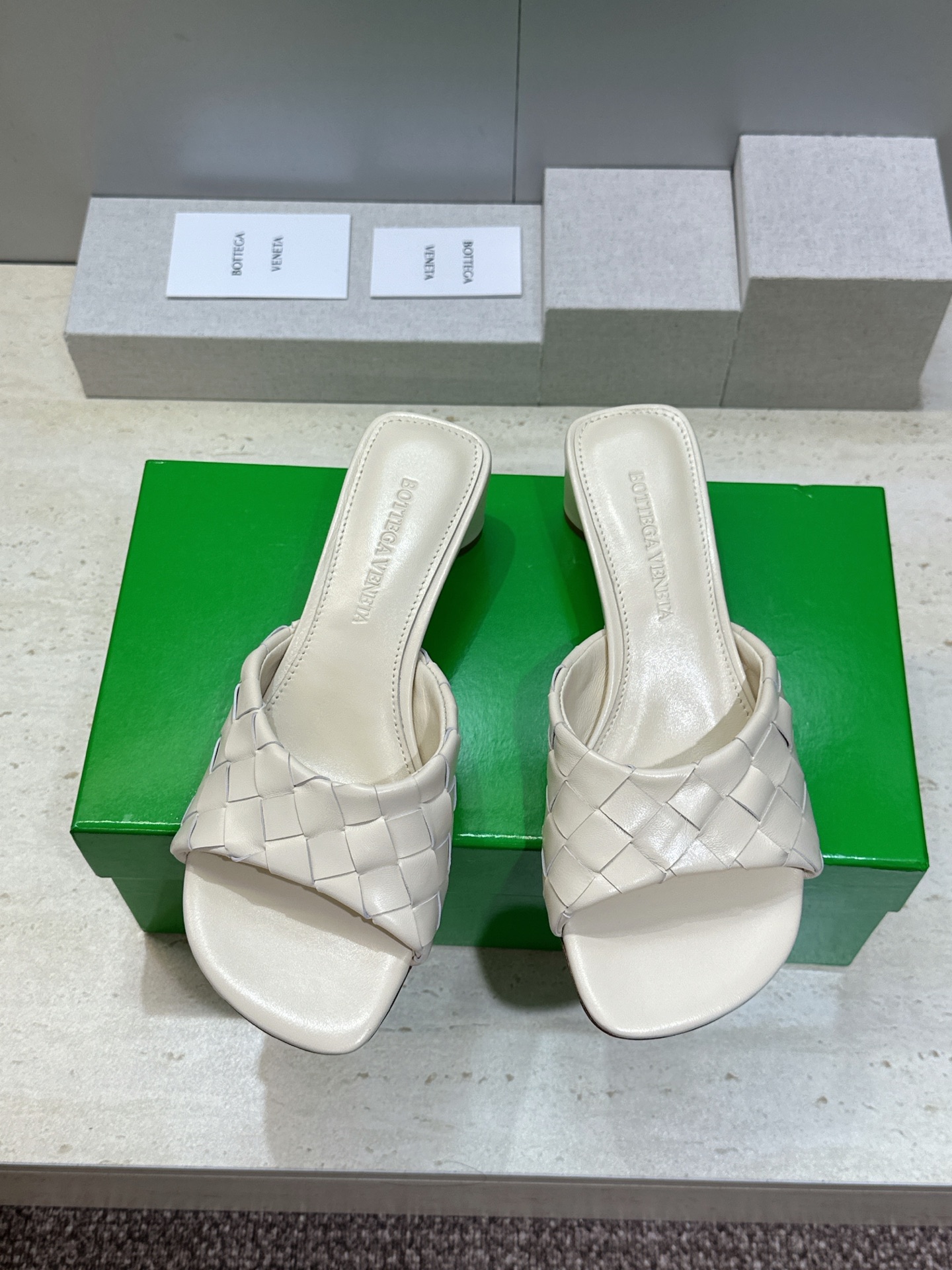 Bottega Veneta 葆蝶家2026春夏新款粗跟编织沙滩女鞋 BV字母logo中跟方头露趾凉拖鞋