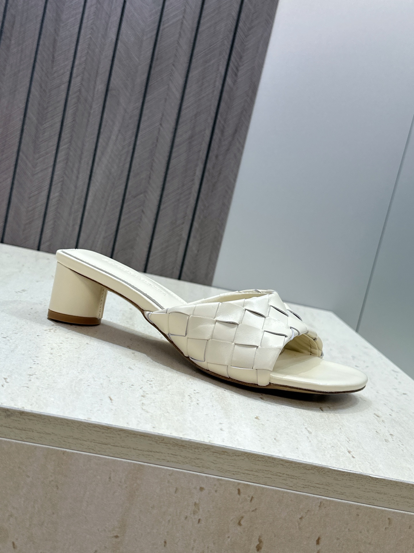 Bottega Veneta 葆蝶家2026春夏新款粗跟编织沙滩女鞋 BV字母logo中跟方头露趾凉拖鞋