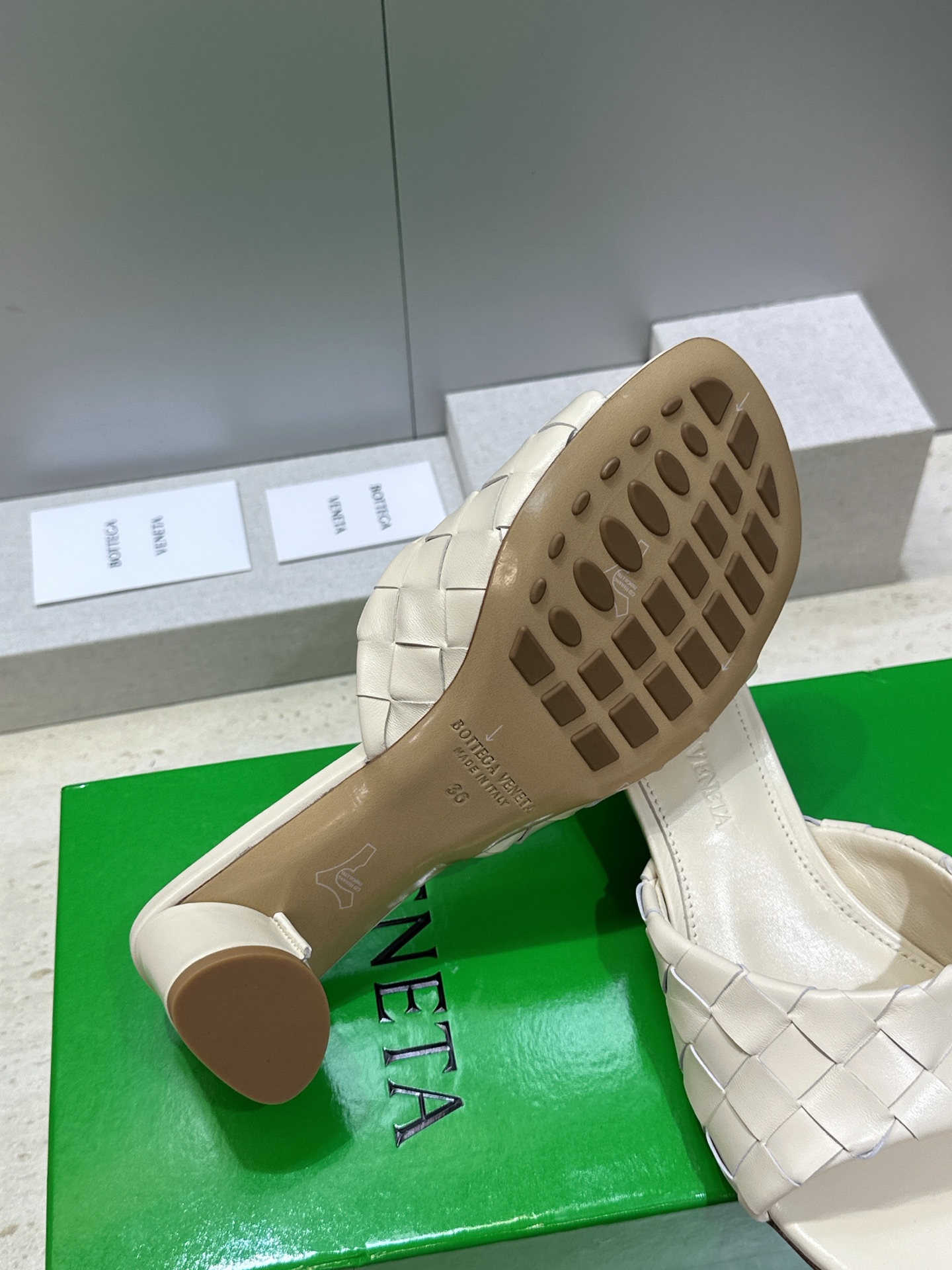 Bottega Veneta 葆蝶家2026春夏新款粗跟编织沙滩女鞋 BV字母logo中跟方头露趾凉拖鞋
