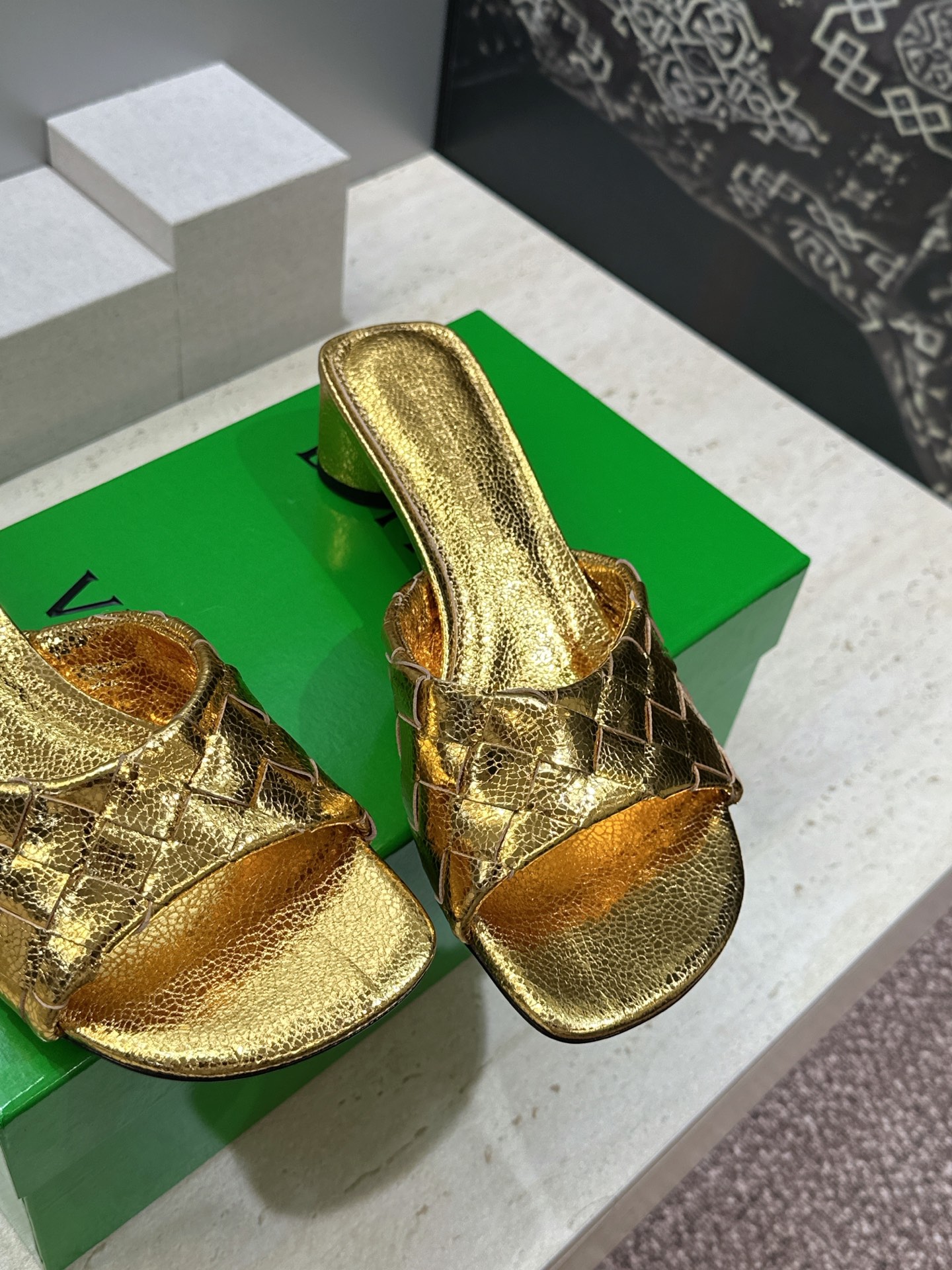 Bottega Veneta 葆蝶家2026春夏新款粗跟编织沙滩女鞋 BV字母logo中跟方头露趾凉拖鞋