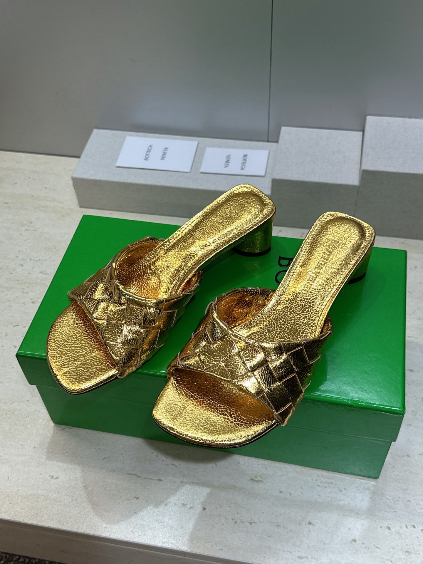 Bottega Veneta 葆蝶家2026春夏新款粗跟编织沙滩女鞋 BV字母logo中跟方头露趾凉拖鞋
