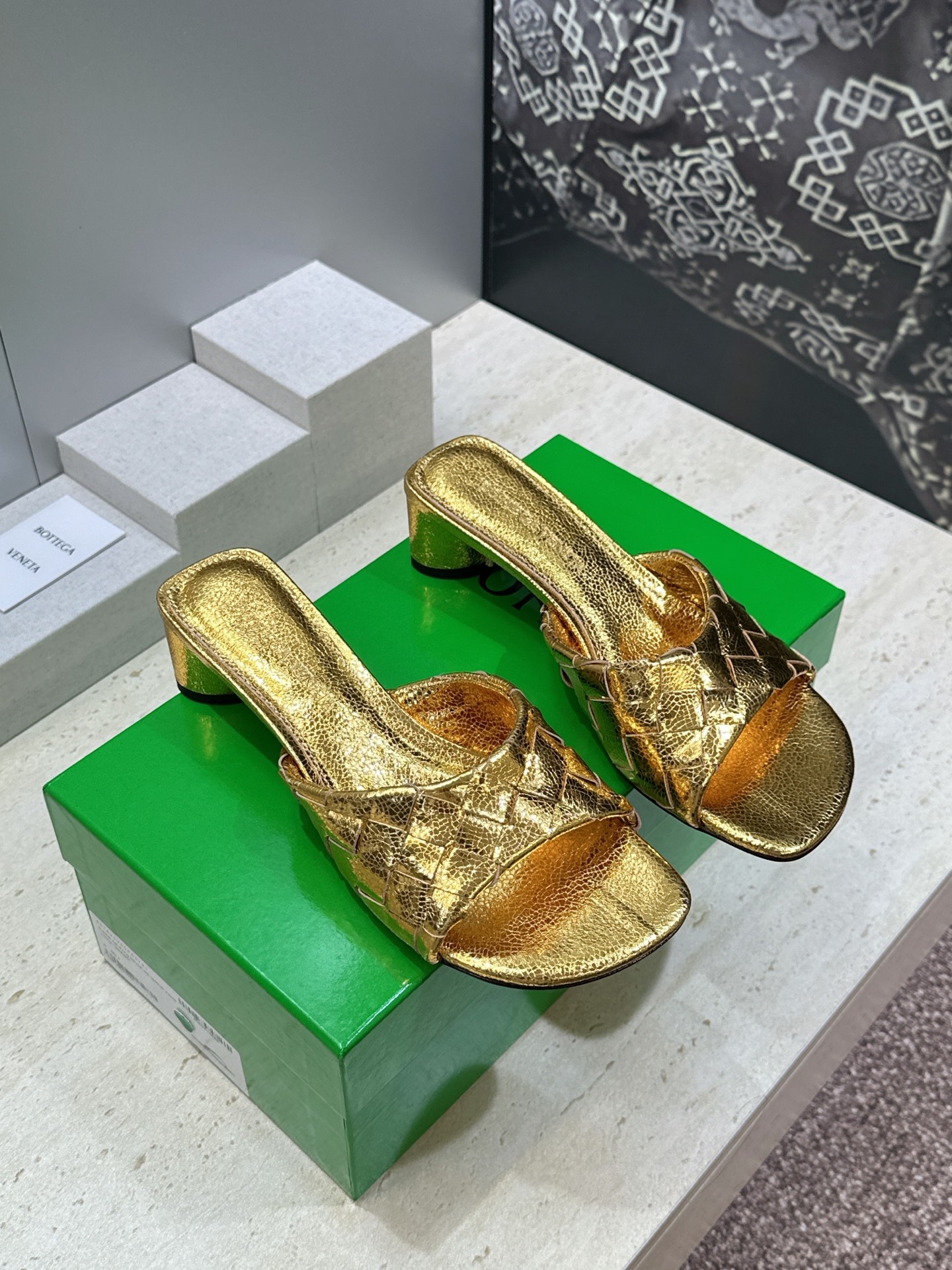 Bottega Veneta 葆蝶家2026春夏新款粗跟编织沙滩女鞋 BV字母logo中跟方头露趾凉拖鞋