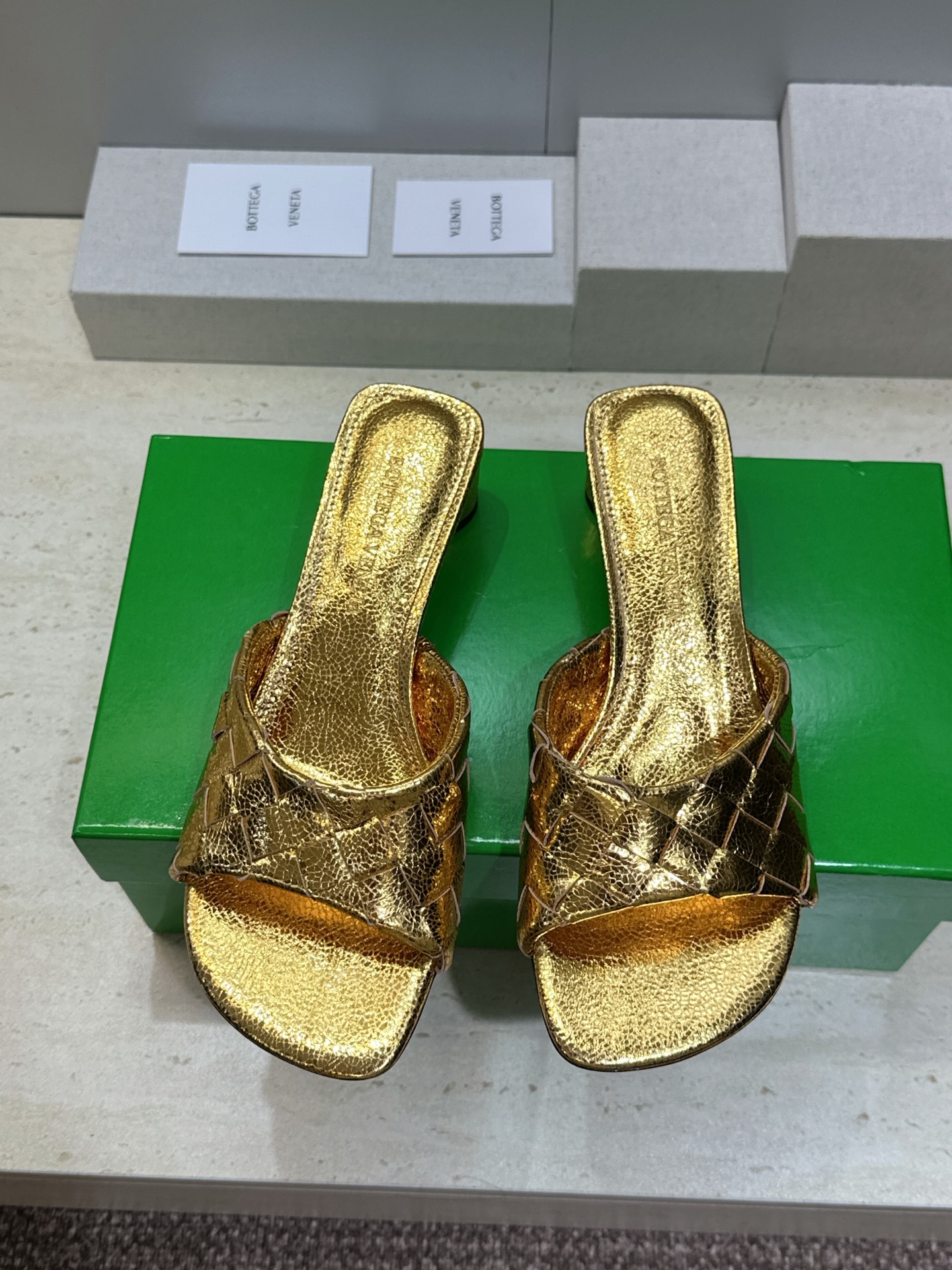 Bottega Veneta 葆蝶家2026春夏新款粗跟编织沙滩女鞋 BV字母logo中跟方头露趾凉拖鞋