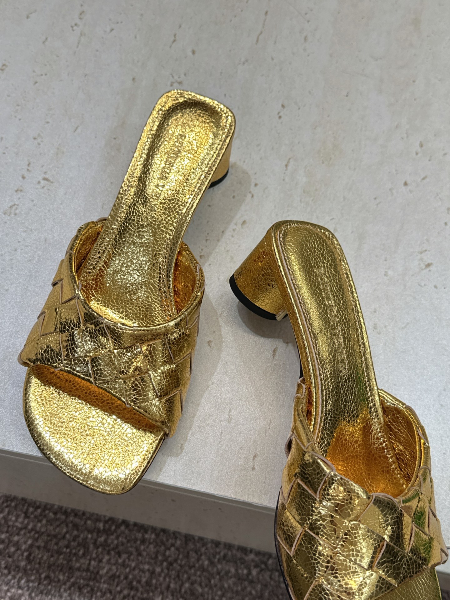 Bottega Veneta 葆蝶家2026春夏新款粗跟编织沙滩女鞋 BV字母logo中跟方头露趾凉拖鞋