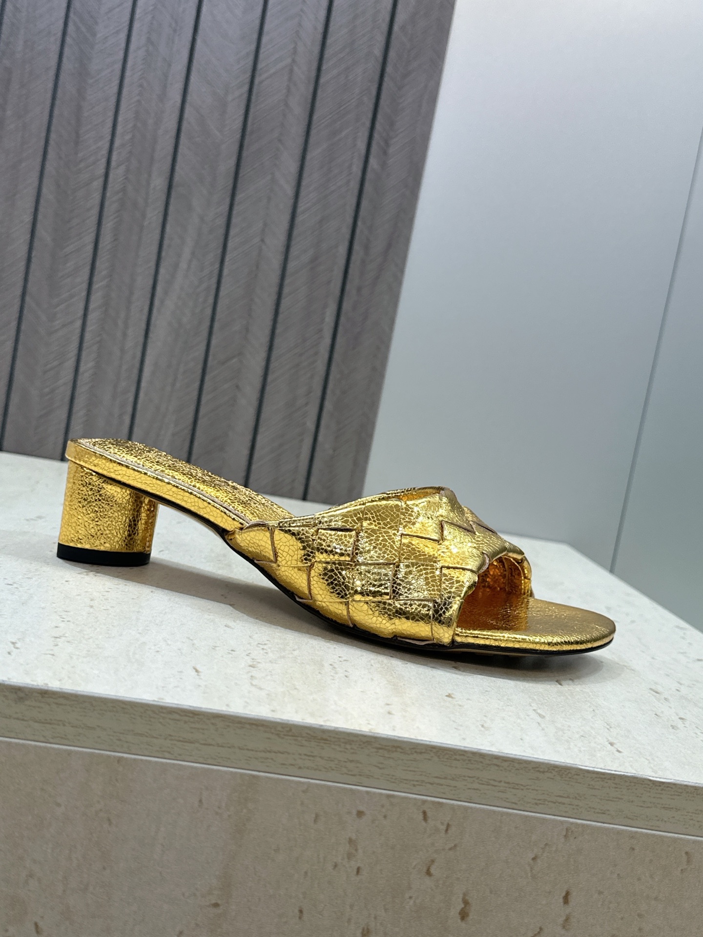 Bottega Veneta 葆蝶家2026春夏新款粗跟编织沙滩女鞋 BV字母logo中跟方头露趾凉拖鞋