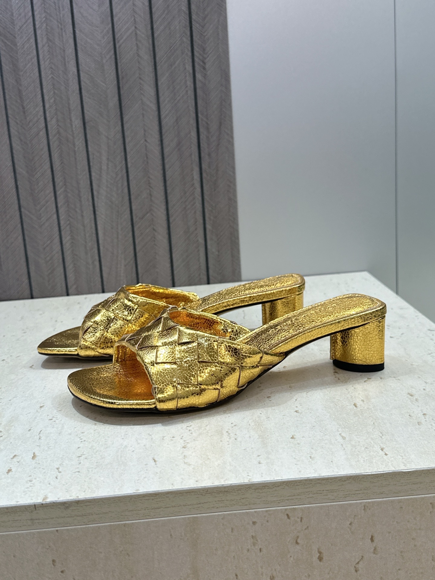 Bottega Veneta 葆蝶家2026春夏新款粗跟编织沙滩女鞋 BV字母logo中跟方头露趾凉拖鞋