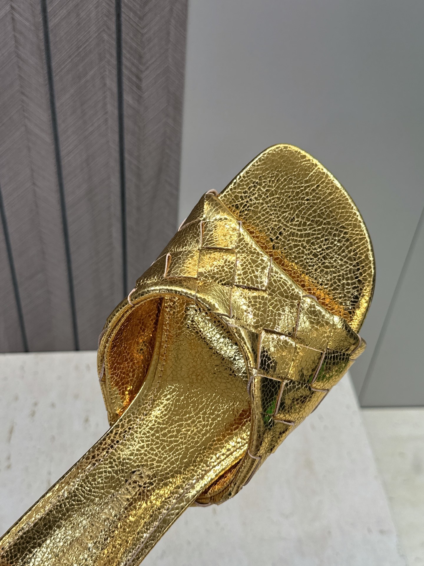 Bottega Veneta 葆蝶家2026春夏新款粗跟编织沙滩女鞋 BV字母logo中跟方头露趾凉拖鞋