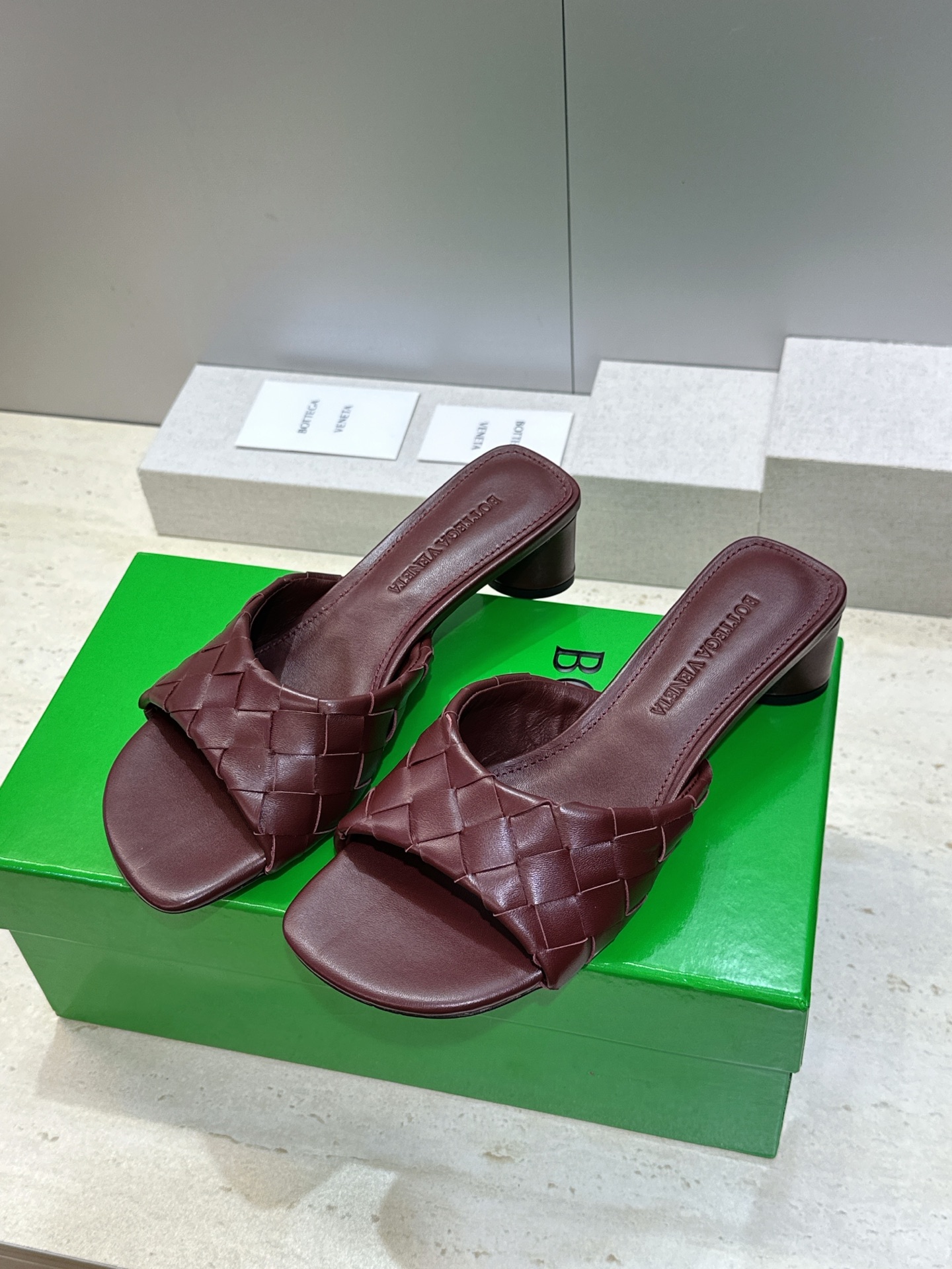 Bottega Veneta 葆蝶家2026春夏新款粗跟编织沙滩女鞋 BV字母logo中跟方头露趾凉拖鞋
