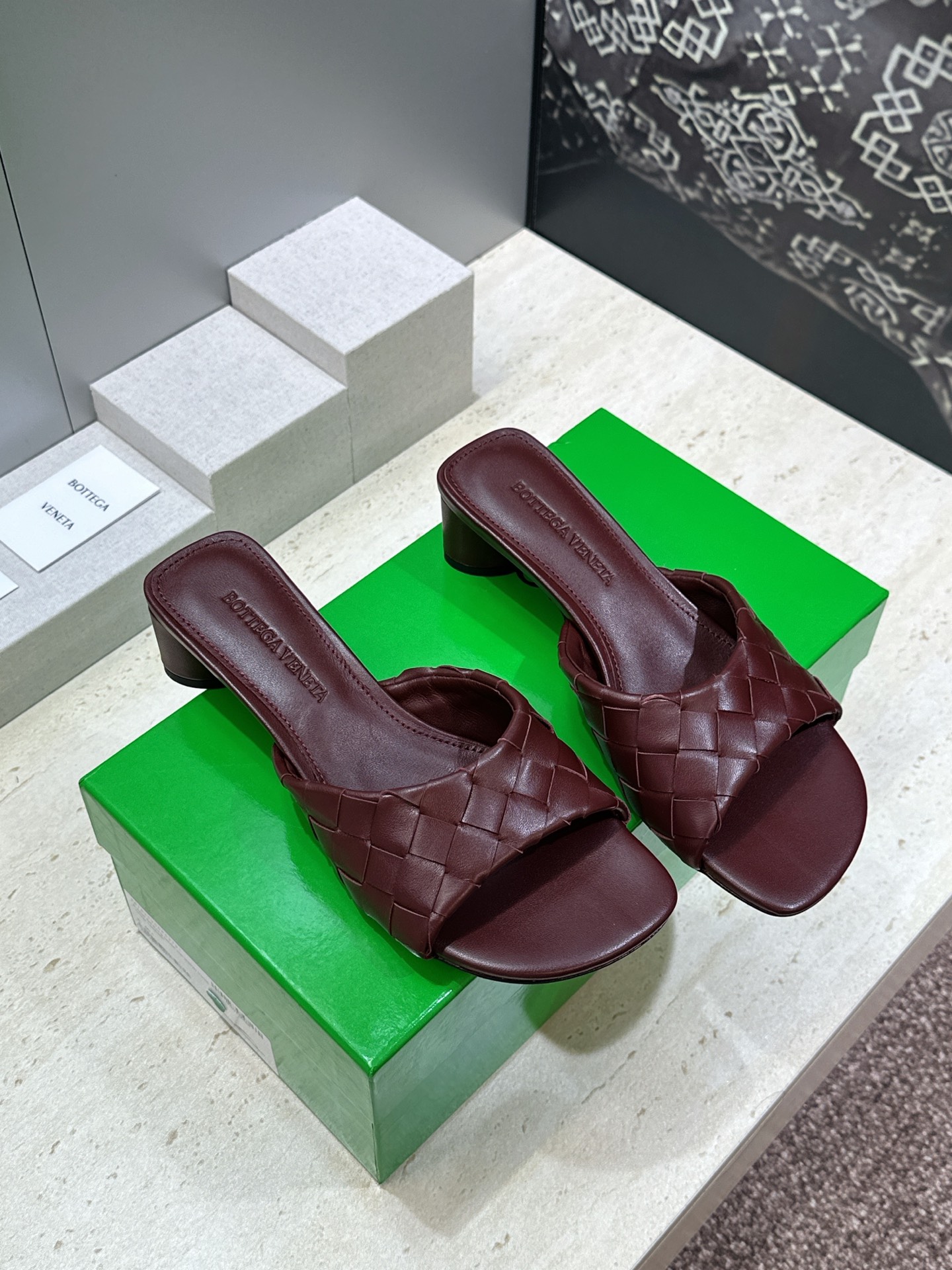 Bottega Veneta 葆蝶家2026春夏新款粗跟编织沙滩女鞋 BV字母logo中跟方头露趾凉拖鞋