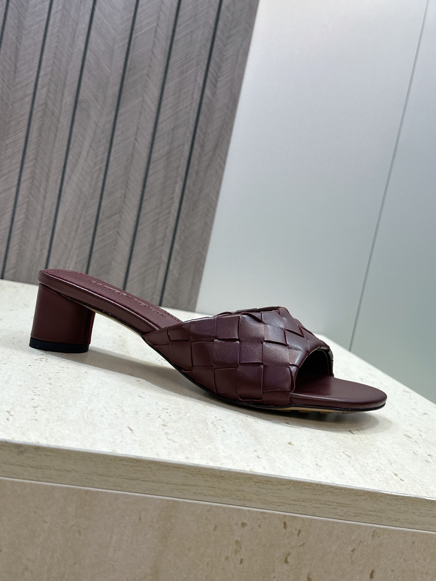 Bottega Veneta 葆蝶家2026春夏新款粗跟编织沙滩女鞋 BV字母logo中跟方头露趾凉拖鞋