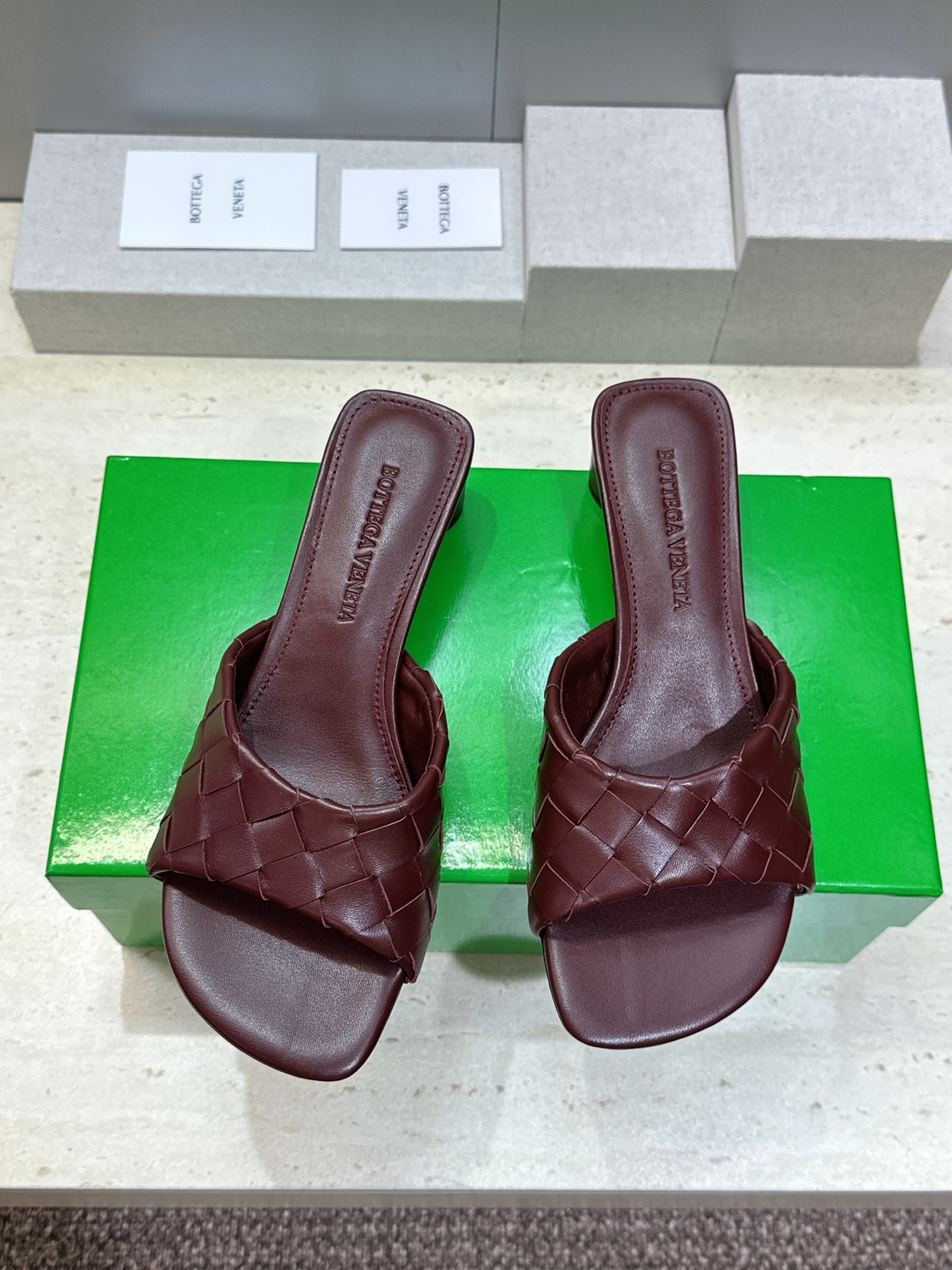Bottega Veneta 葆蝶家2026春夏新款粗跟编织沙滩女鞋 BV字母logo中跟方头露趾凉拖鞋