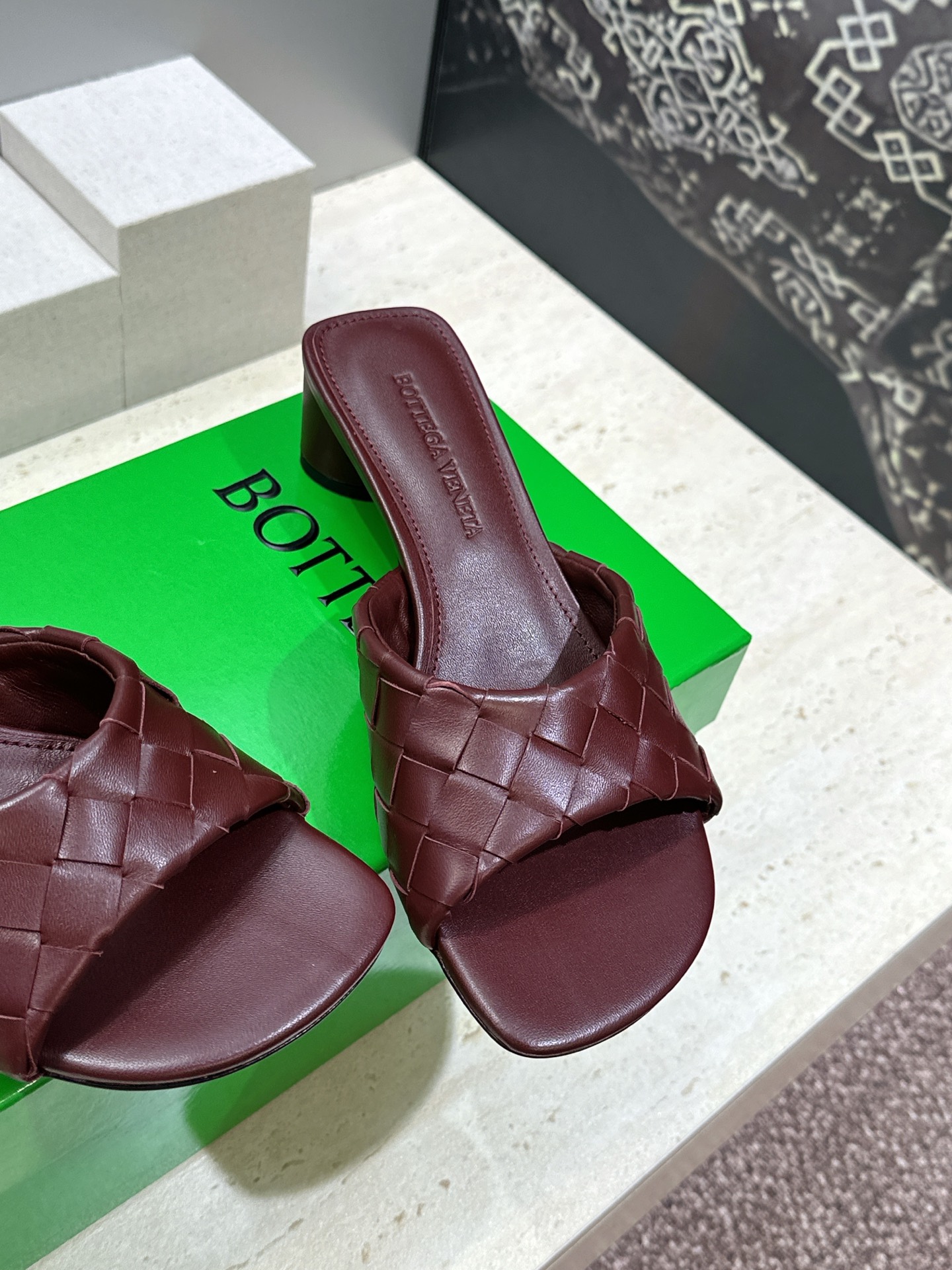 Bottega Veneta 葆蝶家2026春夏新款粗跟编织沙滩女鞋 BV字母logo中跟方头露趾凉拖鞋