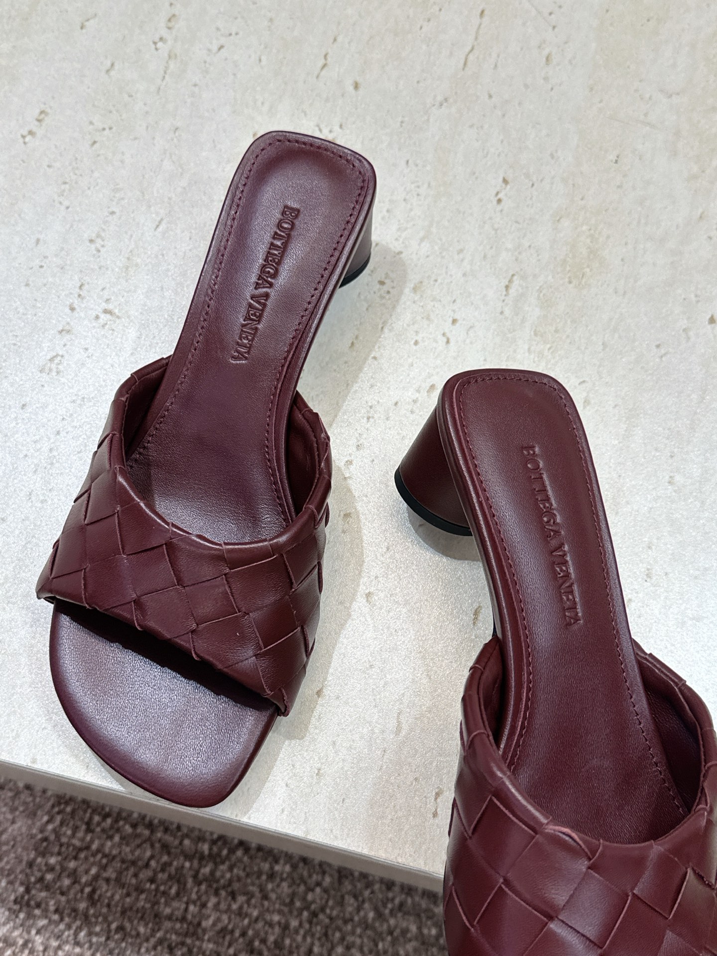 Bottega Veneta 葆蝶家2026春夏新款粗跟编织沙滩女鞋 BV字母logo中跟方头露趾凉拖鞋