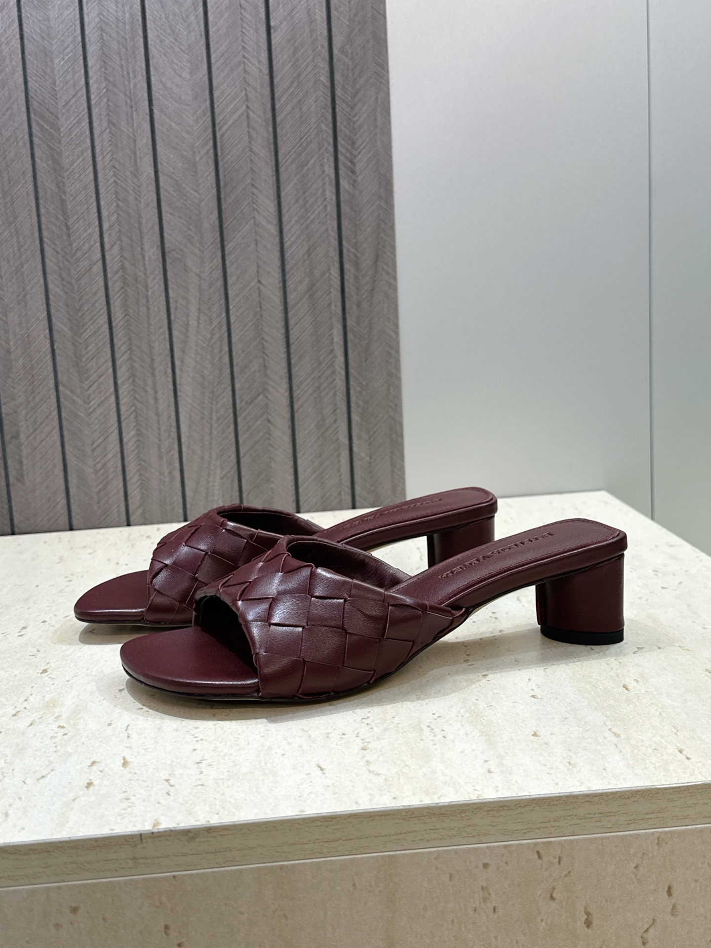 Bottega Veneta 葆蝶家2026春夏新款粗跟编织沙滩女鞋 BV字母logo中跟方头露趾凉拖鞋
