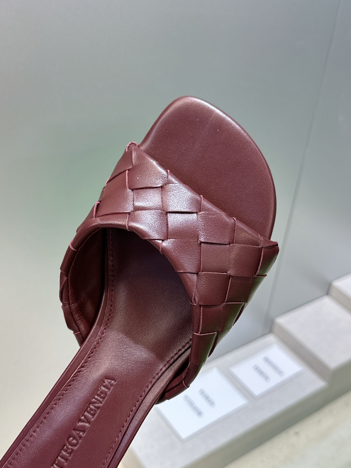 Bottega Veneta 葆蝶家2026春夏新款粗跟编织沙滩女鞋 BV字母logo中跟方头露趾凉拖鞋