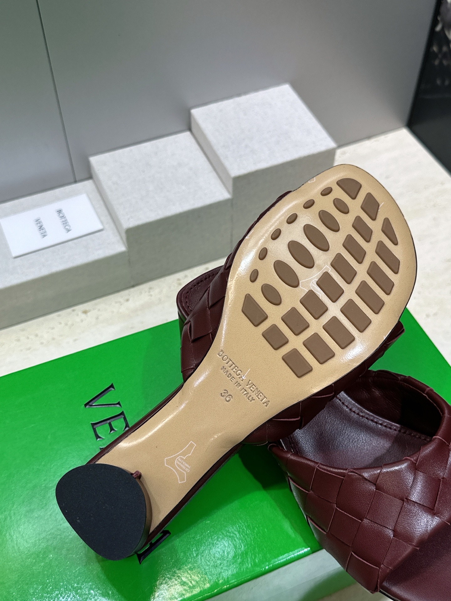 Bottega Veneta 葆蝶家2026春夏新款粗跟编织沙滩女鞋 BV字母logo中跟方头露趾凉拖鞋