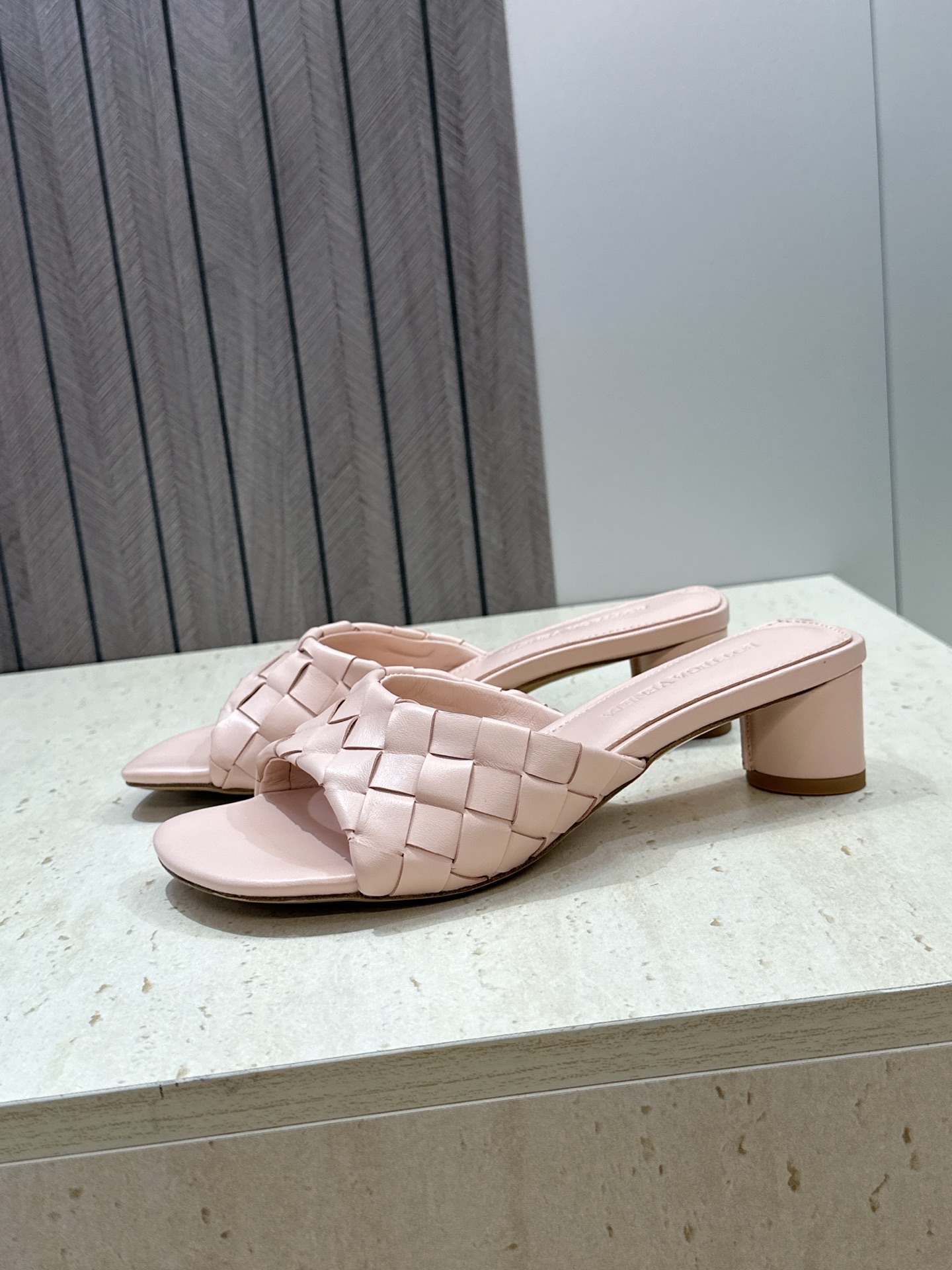 Bottega Veneta 葆蝶家2026春夏新款粗跟编织沙滩女鞋 BV字母logo中跟方头露趾凉拖鞋