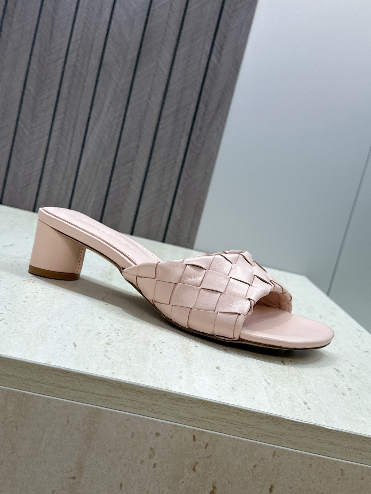 Bottega Veneta 葆蝶家2026春夏新款粗跟编织沙滩女鞋 BV字母logo中跟方头露趾凉拖鞋