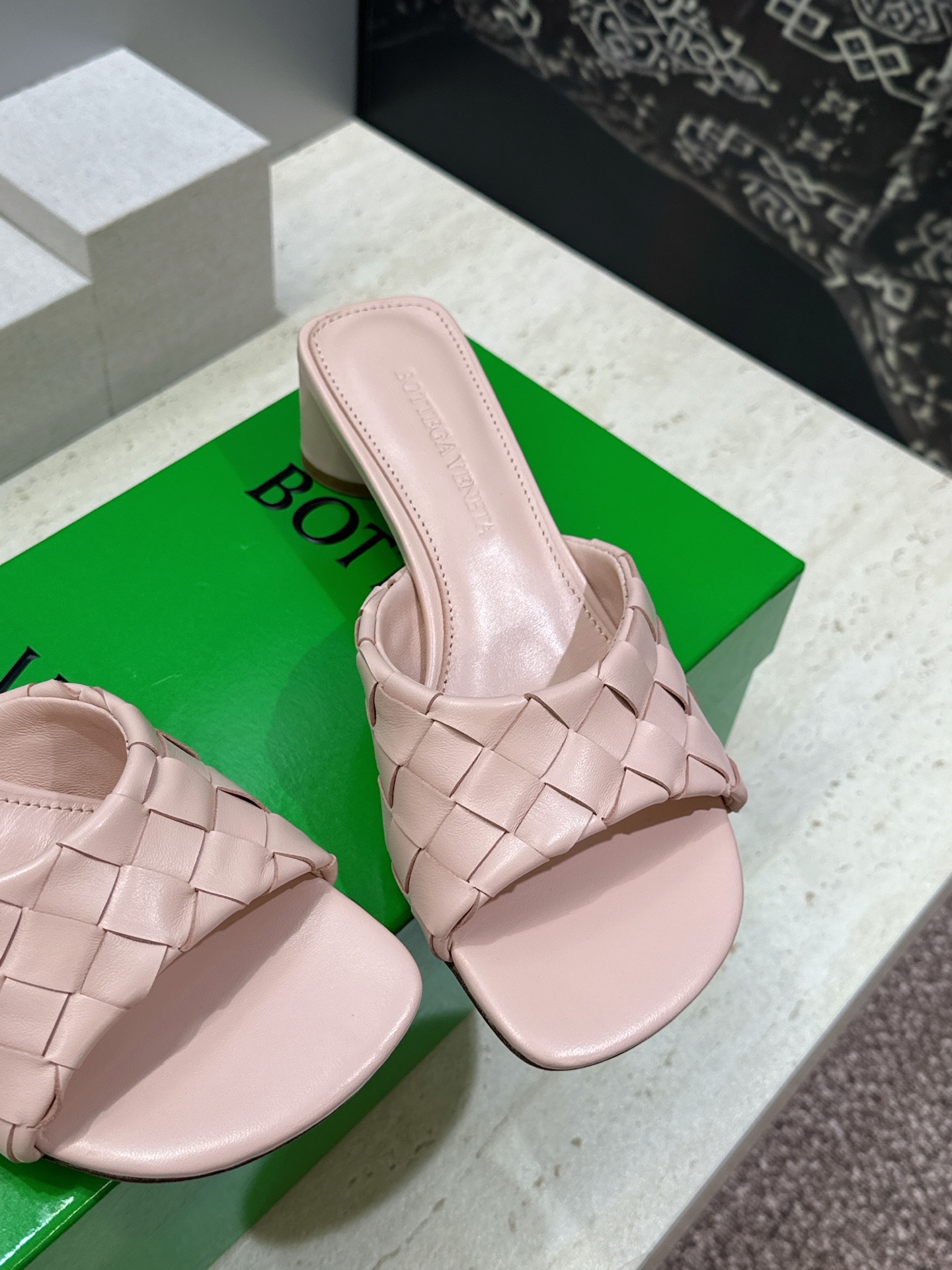 Bottega Veneta 葆蝶家2026春夏新款粗跟编织沙滩女鞋 BV字母logo中跟方头露趾凉拖鞋