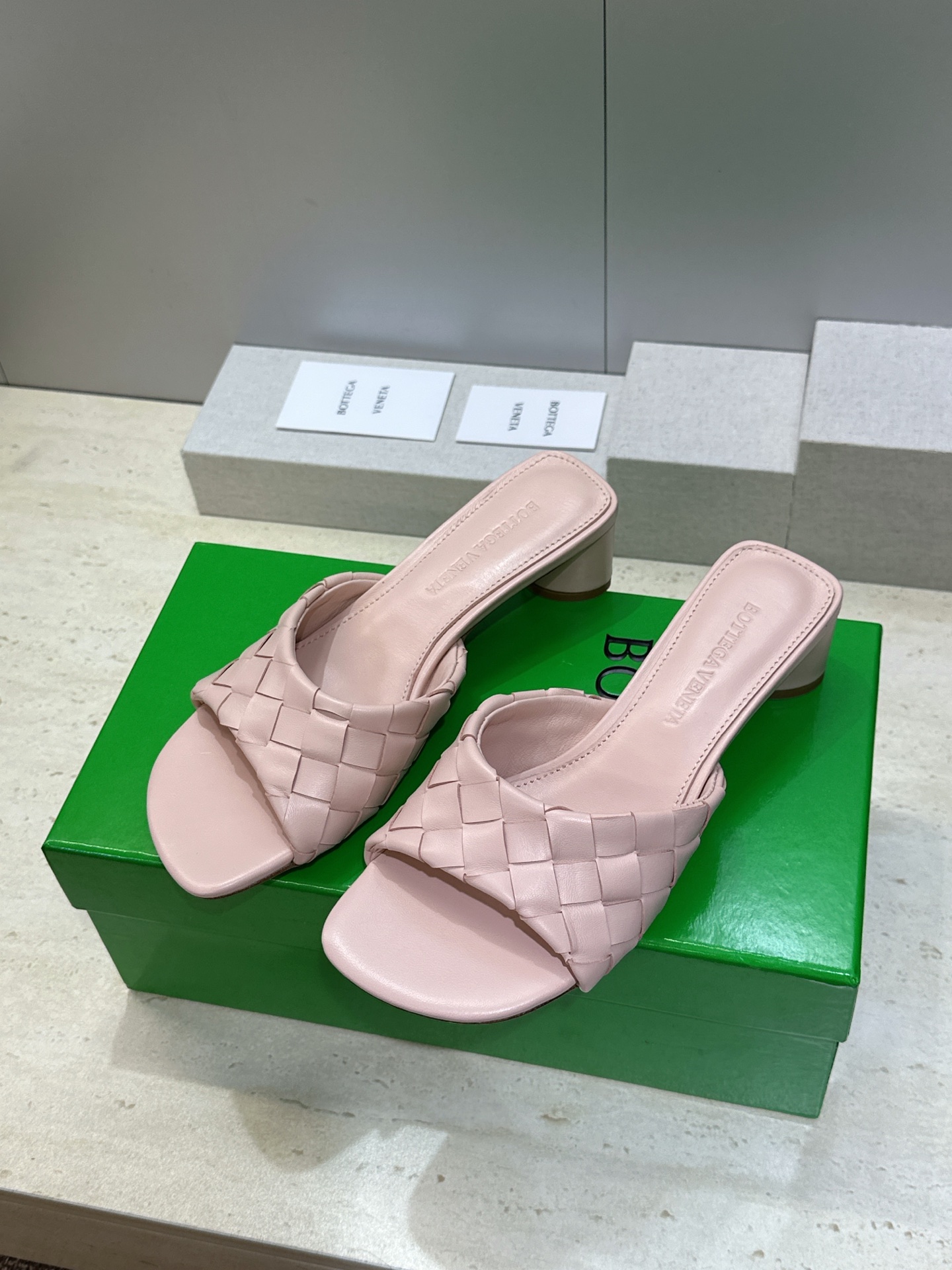 Bottega Veneta 葆蝶家2026春夏新款粗跟编织沙滩女鞋 BV字母logo中跟方头露趾凉拖鞋