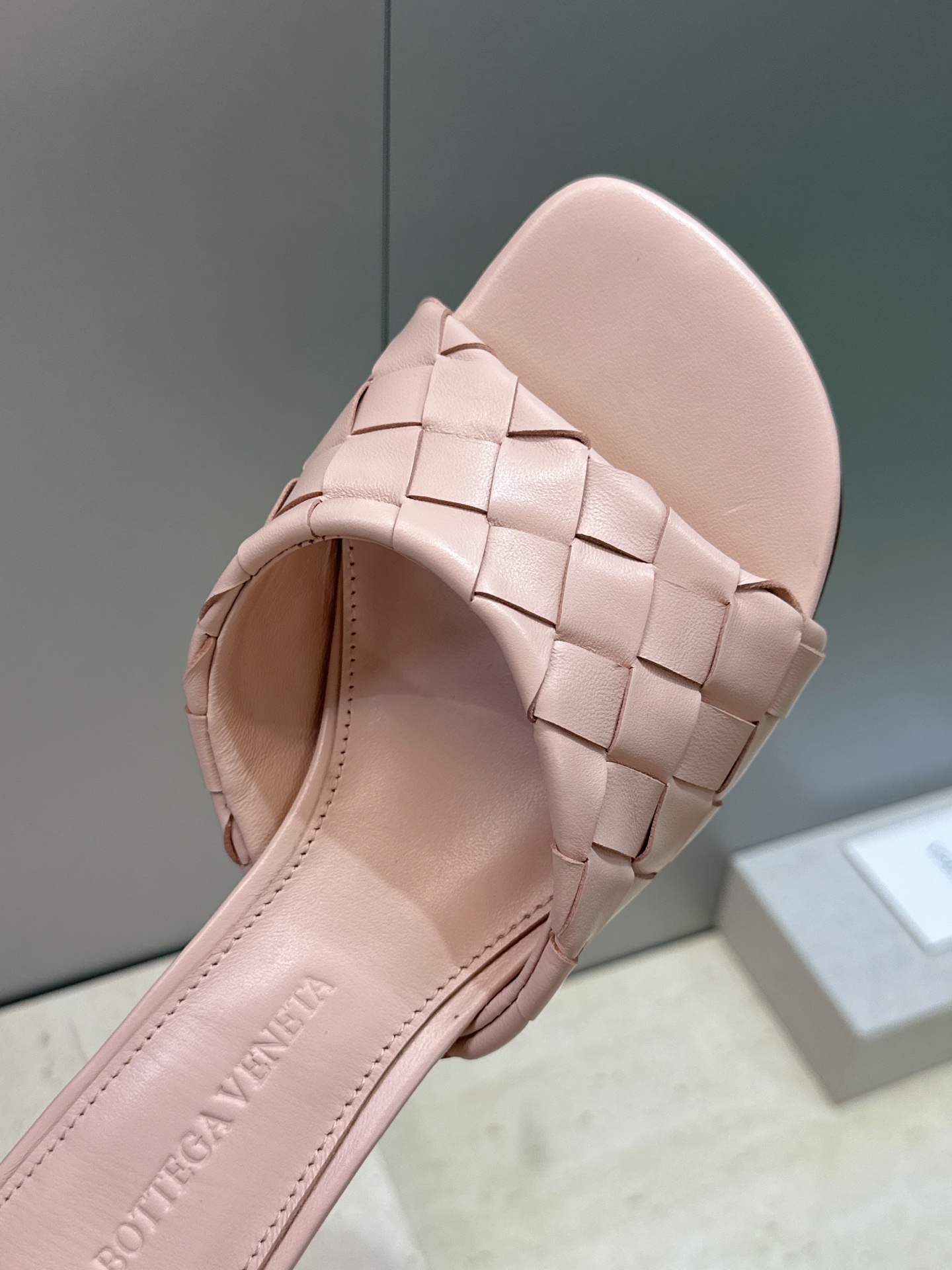 Bottega Veneta 葆蝶家2026春夏新款粗跟编织沙滩女鞋 BV字母logo中跟方头露趾凉拖鞋